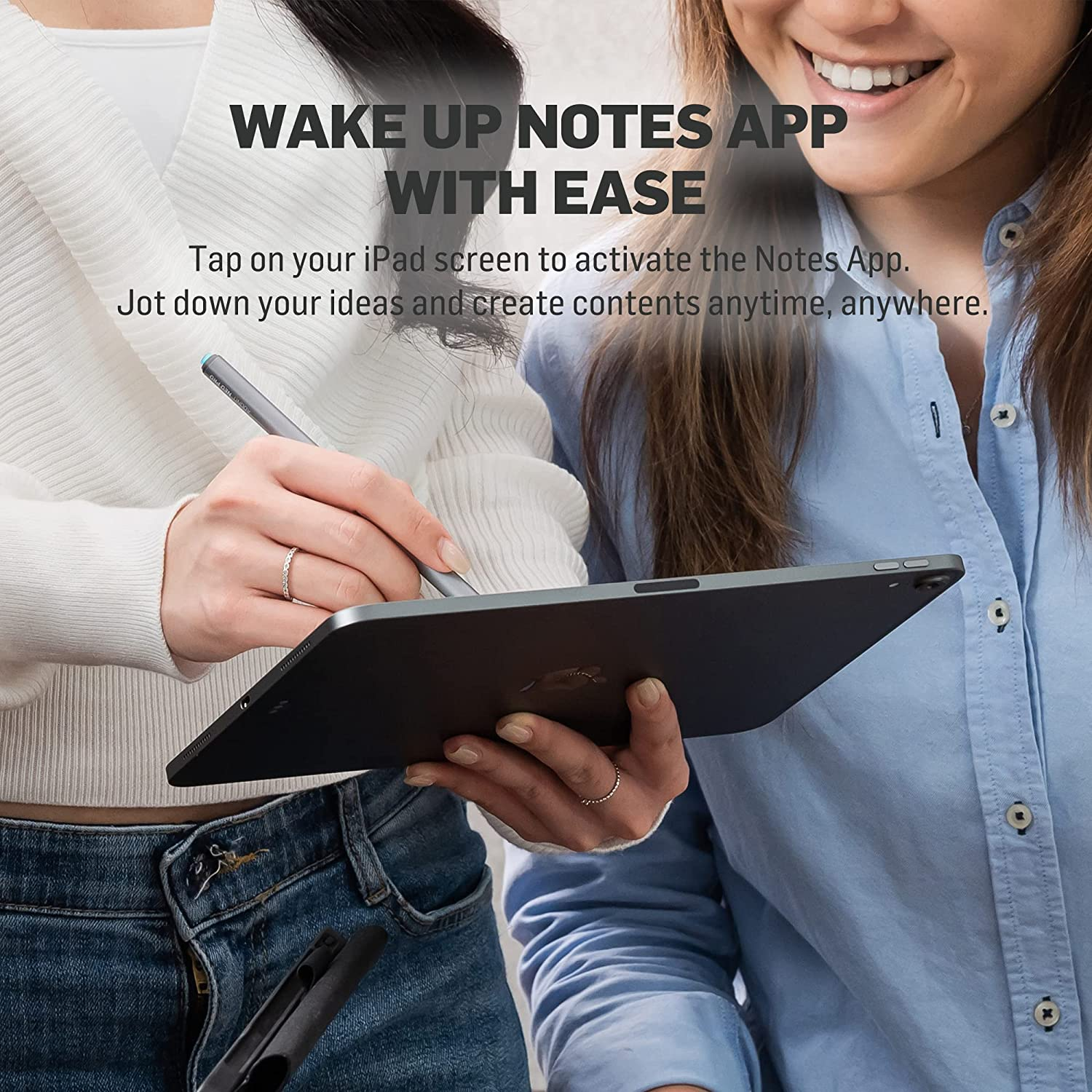 Zwei Personen interagieren mit einem iPad. Einer hält das iPad, der andere benutzt einen Stift.