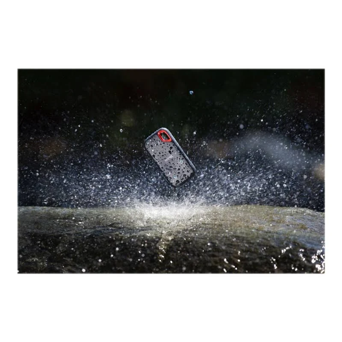 Una funda de teléfono en el aire con salpicaduras de agua.