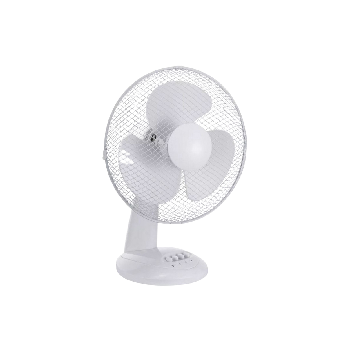 Ventilador blanco sobre una superficie negra. El ventilador tiene tres aspas y una rejilla protectora.