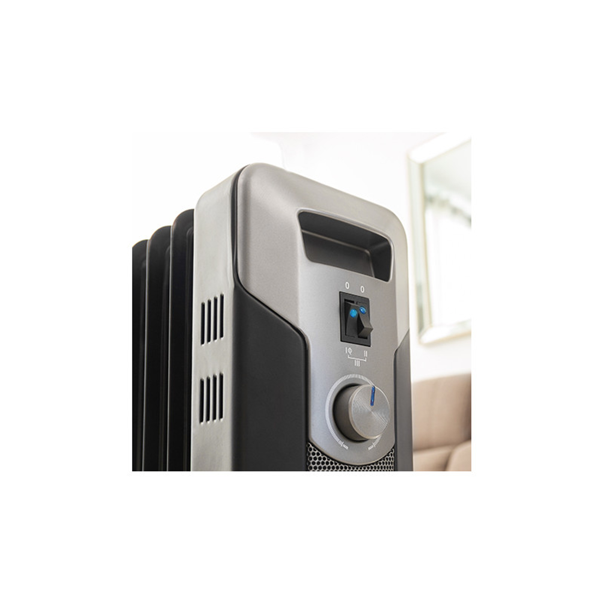 Zbliżenie czarno-szarego grzejnika olejowego z panelem sterowania i regulowanym pokrętłem.