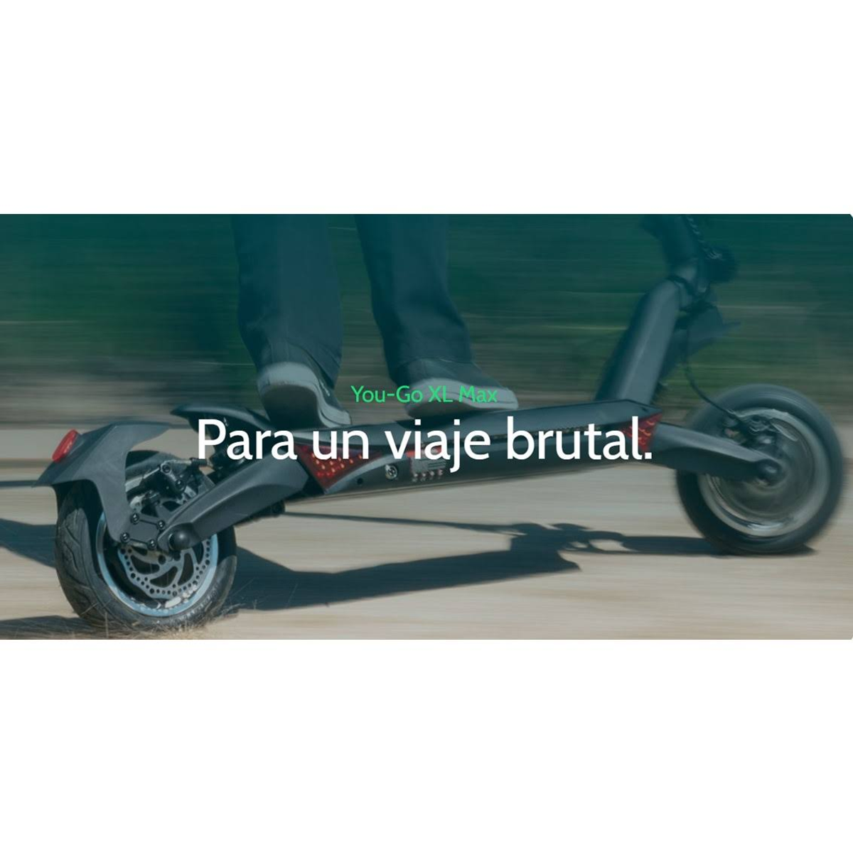 Una persona montando un scooter eléctrico negro en una carretera, con texto en español.