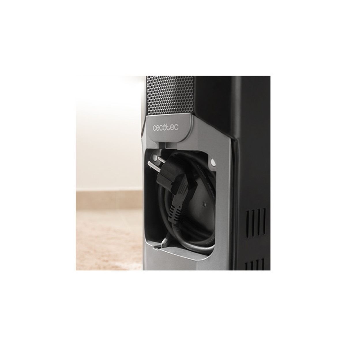 Czarny i szary grzejnik z odsłoniętym przewodem zasilającym. Widoczna nazwa marki 'cecotec'.