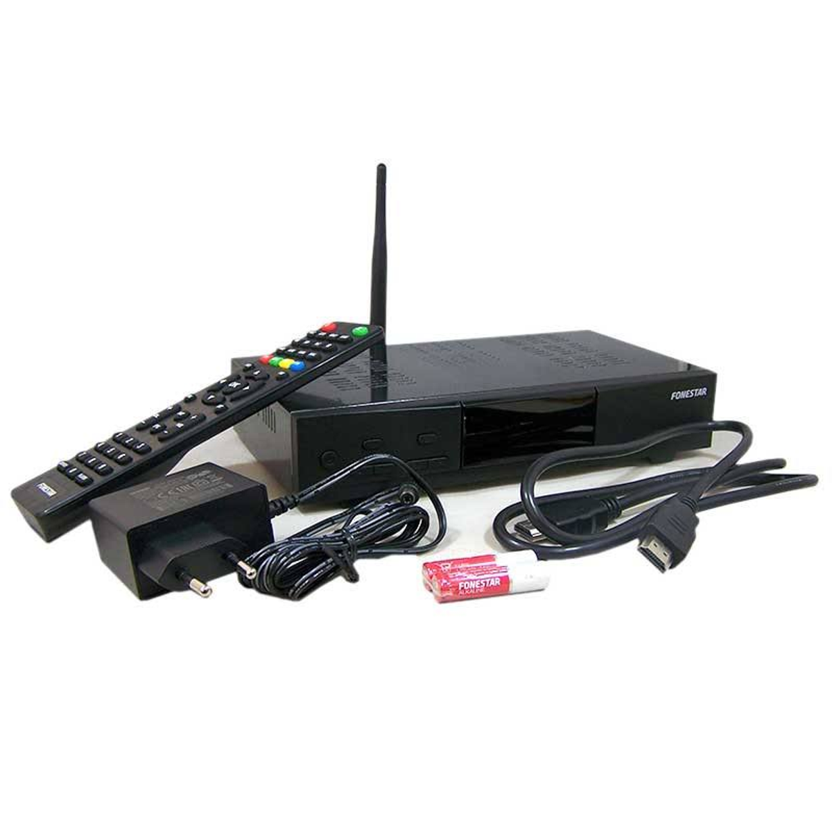 Receptor negro, mando a distancia, adaptador de corriente y cables sobre una superficie blanca.