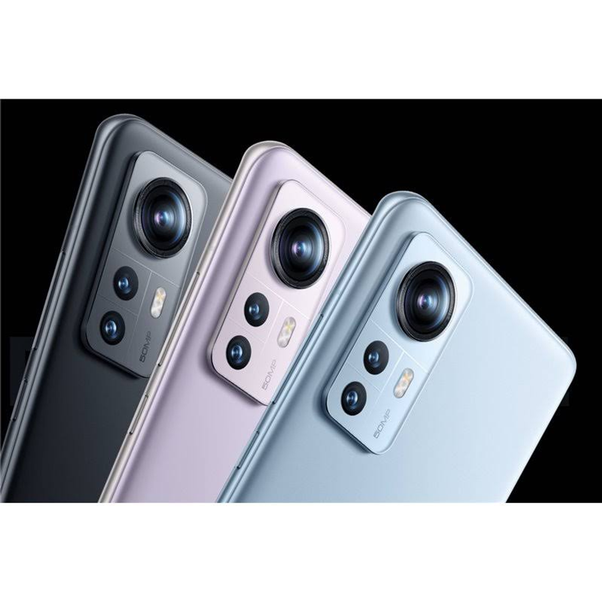 Drei Smartphones, in Grau, Flieder und Blau, mit sichtbaren Kameralinsen, auf schwarzem Hintergrund.