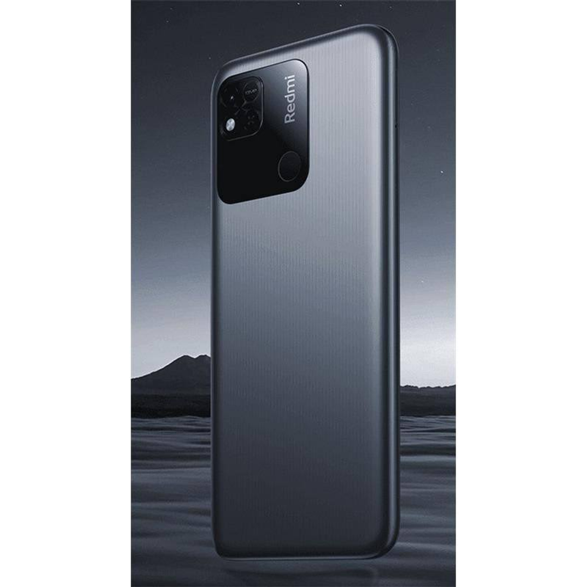 Ein dunkelgraues Smartphone mit schwarzem Kamerabuckel vor einem verschwommenen Hintergrund.