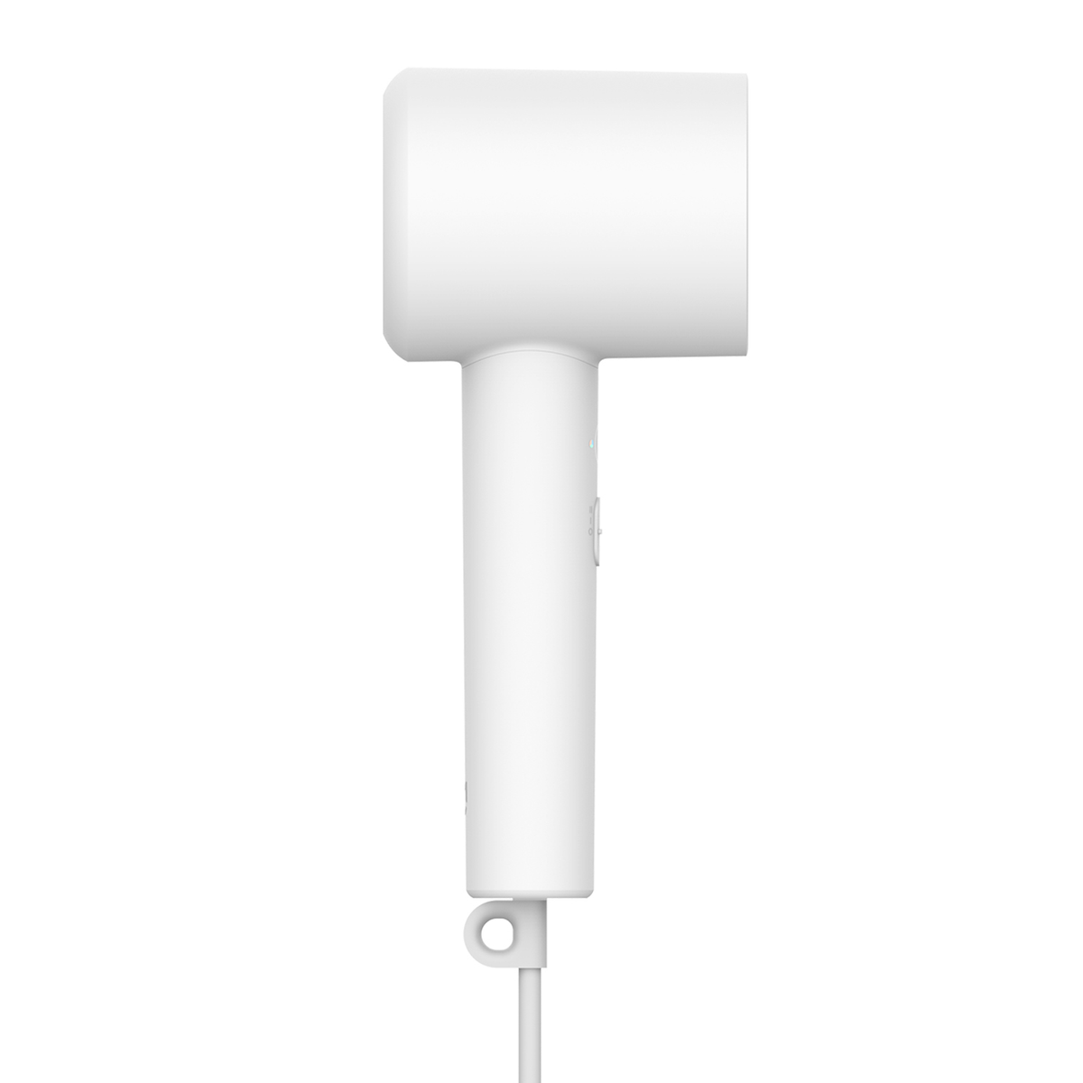 Biała suszarka do włosów w pozycji pionowej. Prosty, minimalistyczny design.