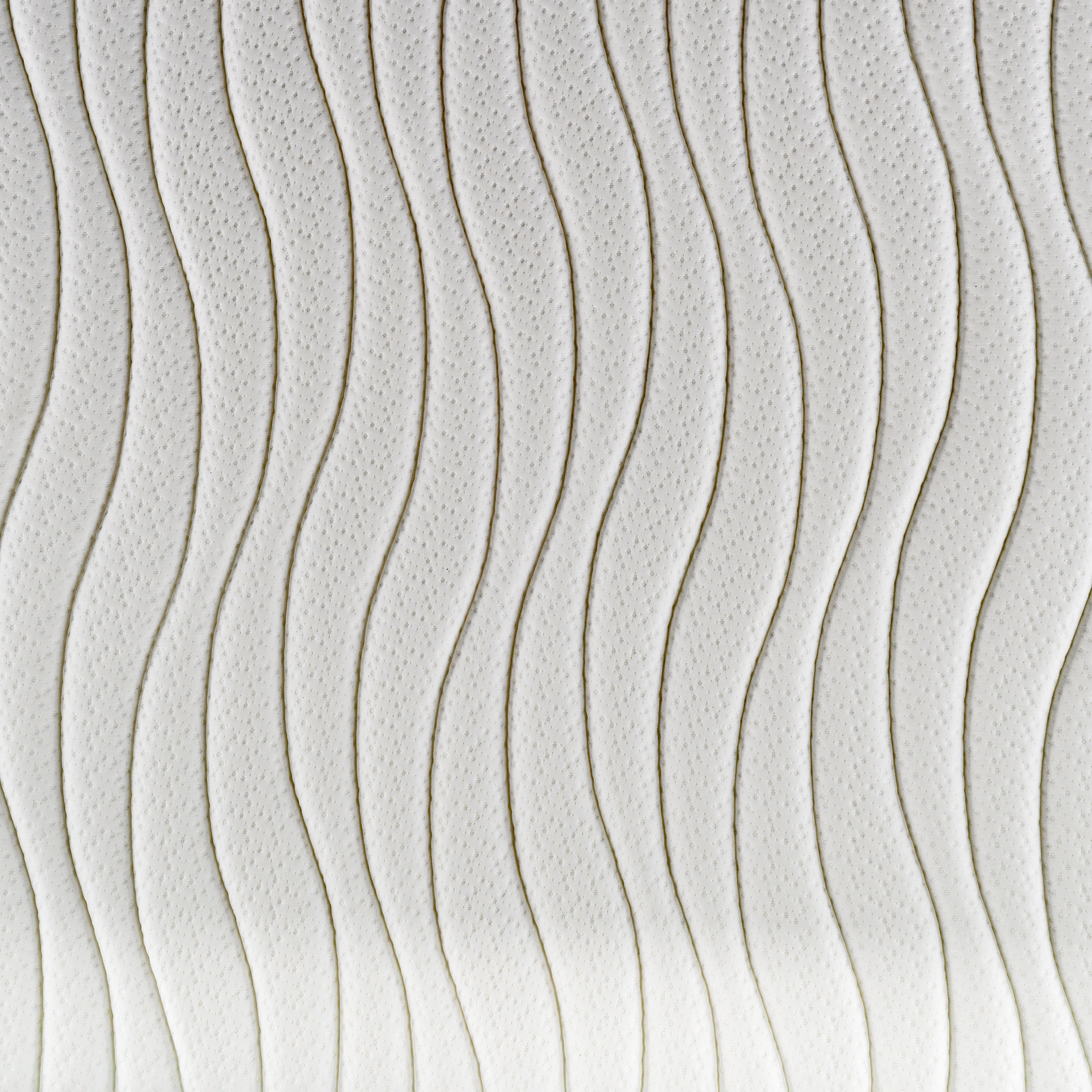 Colchón blanco con patrones ondulados verticales. Textura suave y acolchada.