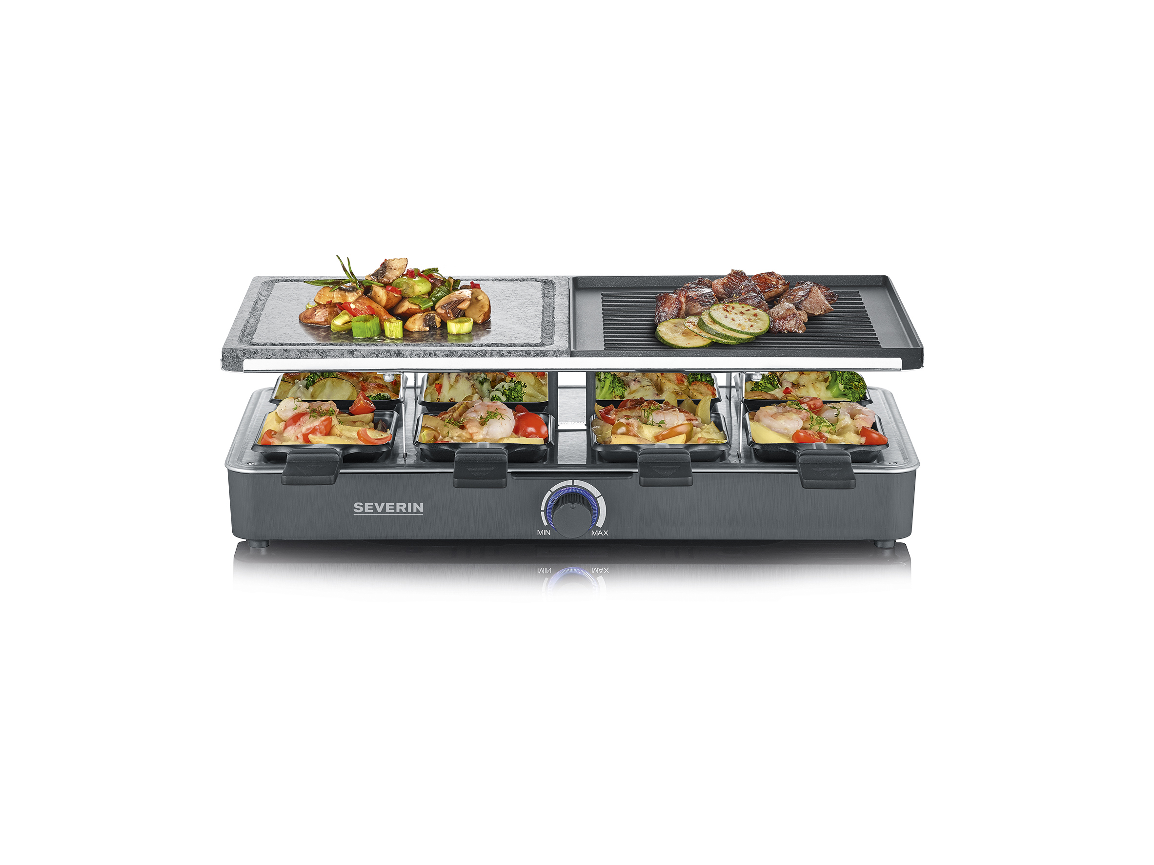 Una griglia per raclette con cibo, tra cui verdure e carne, su sfondo bianco.