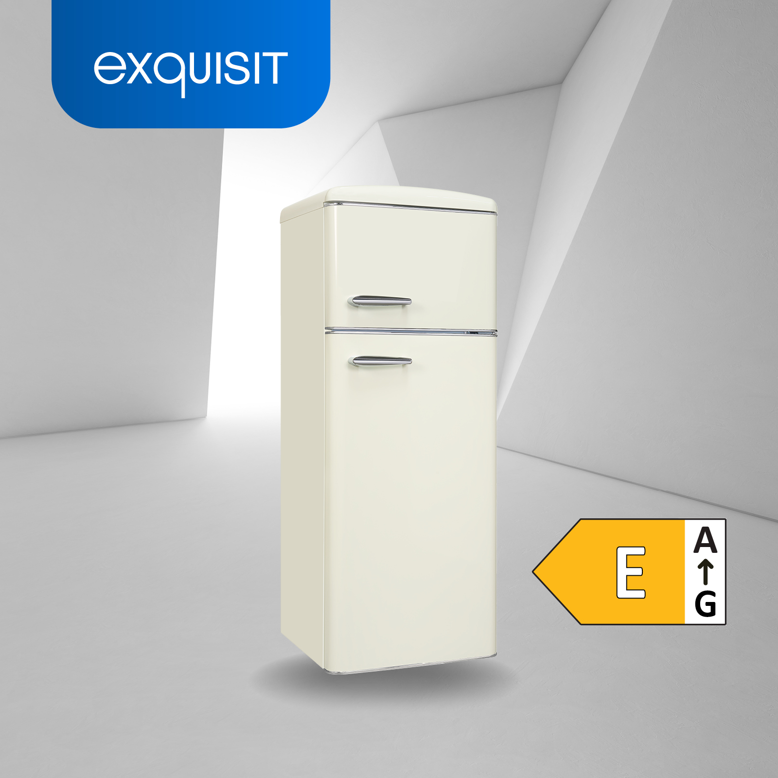 Refrigerador color crema con dos puertas y una etiqueta de eficiencia energética amarilla.