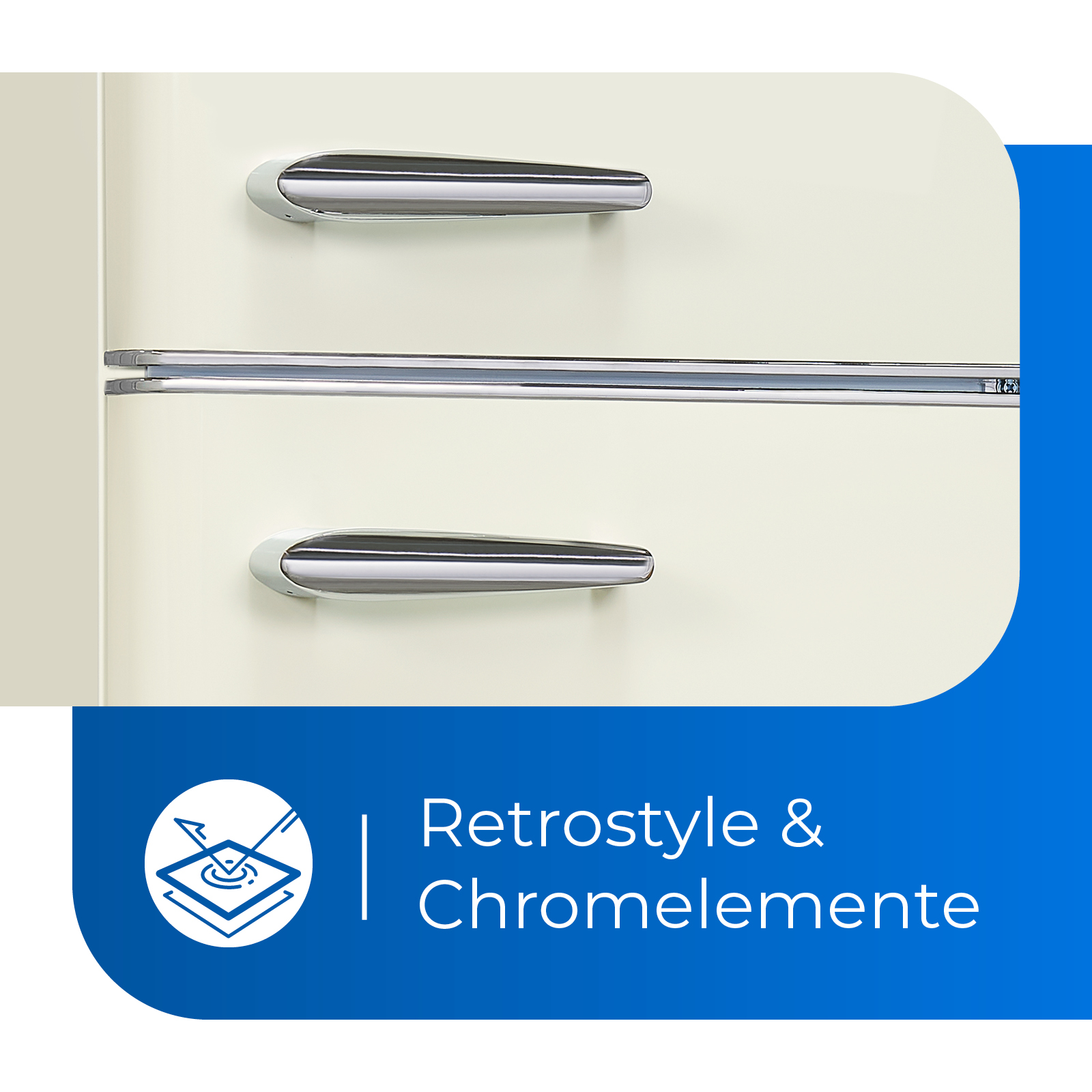 Primer plano de una puerta de refrigerador crema con manijas cromadas y etiqueta azul.