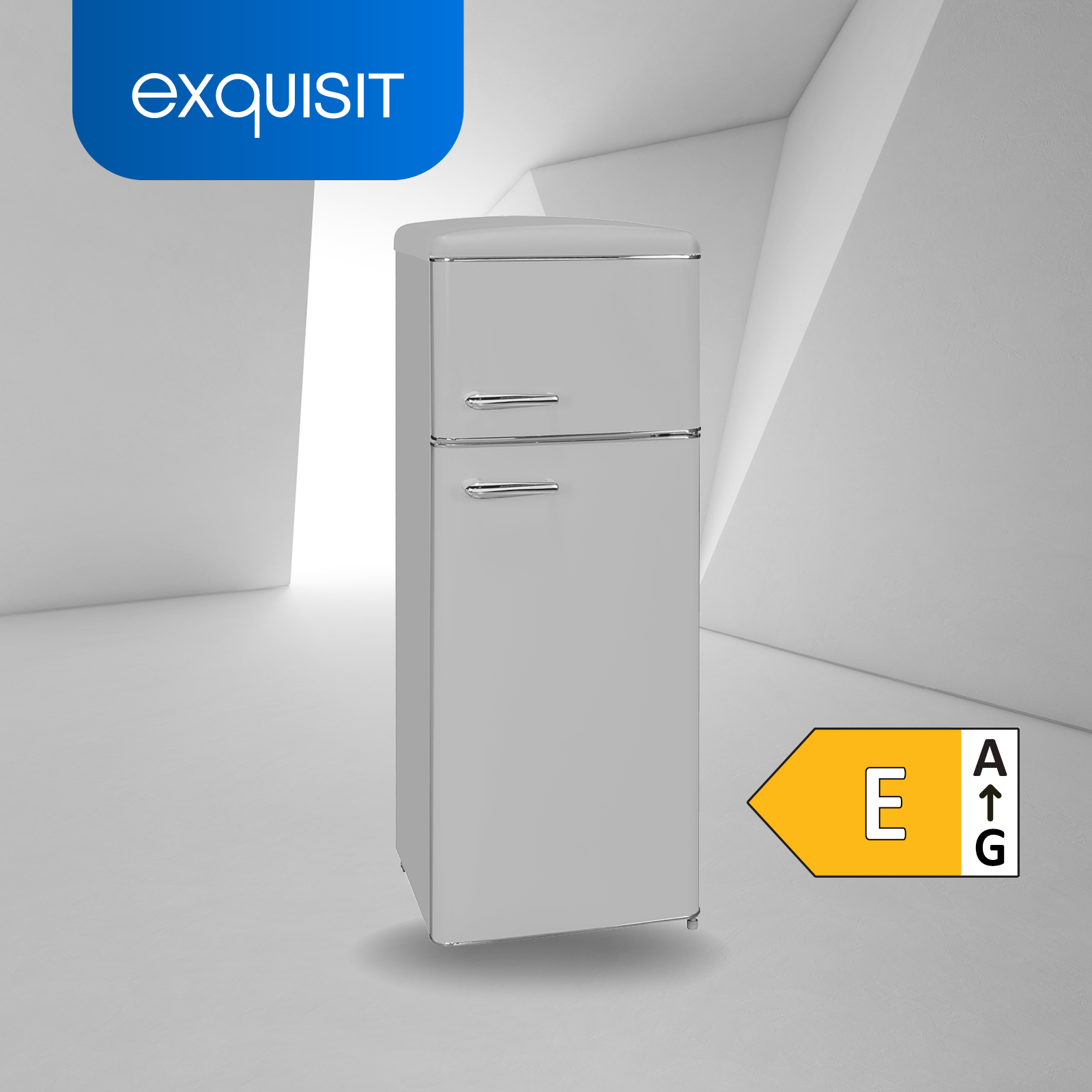 Un frigorífico blanco y gris. Tiene la marca Exquisit y una etiqueta energética.