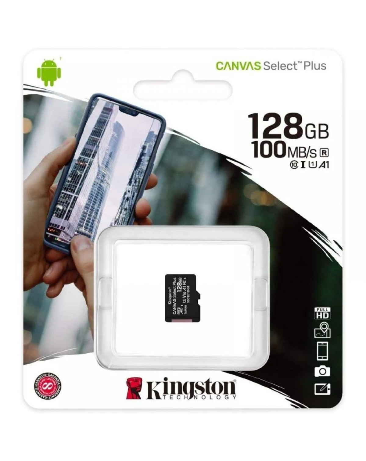 Una mano che tiene un telefono che mostra una città, con una confezione di memory card in primo piano.