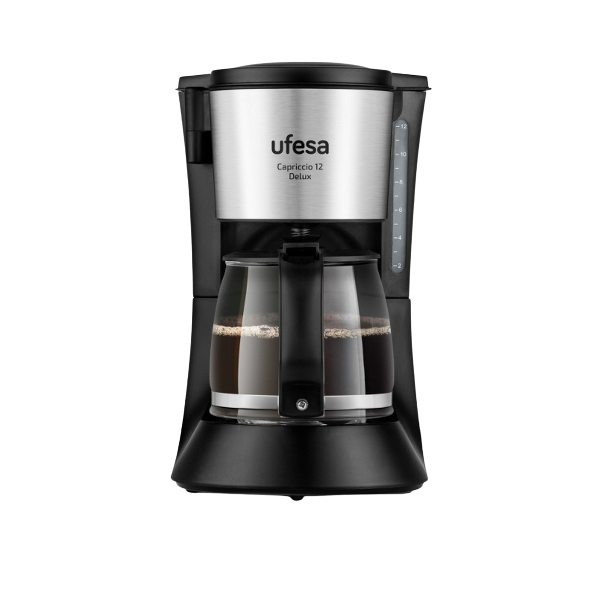 Czarny i srebrny ekspres do kawy. Szklany dzbanek z kawą, na czarnym tle.