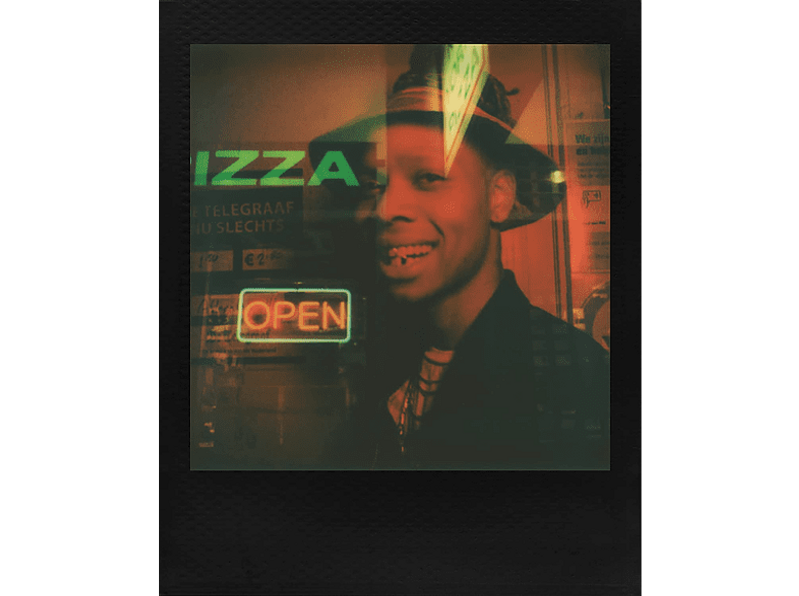 Foto Polaroid de una persona con sombrero. La imagen incluye