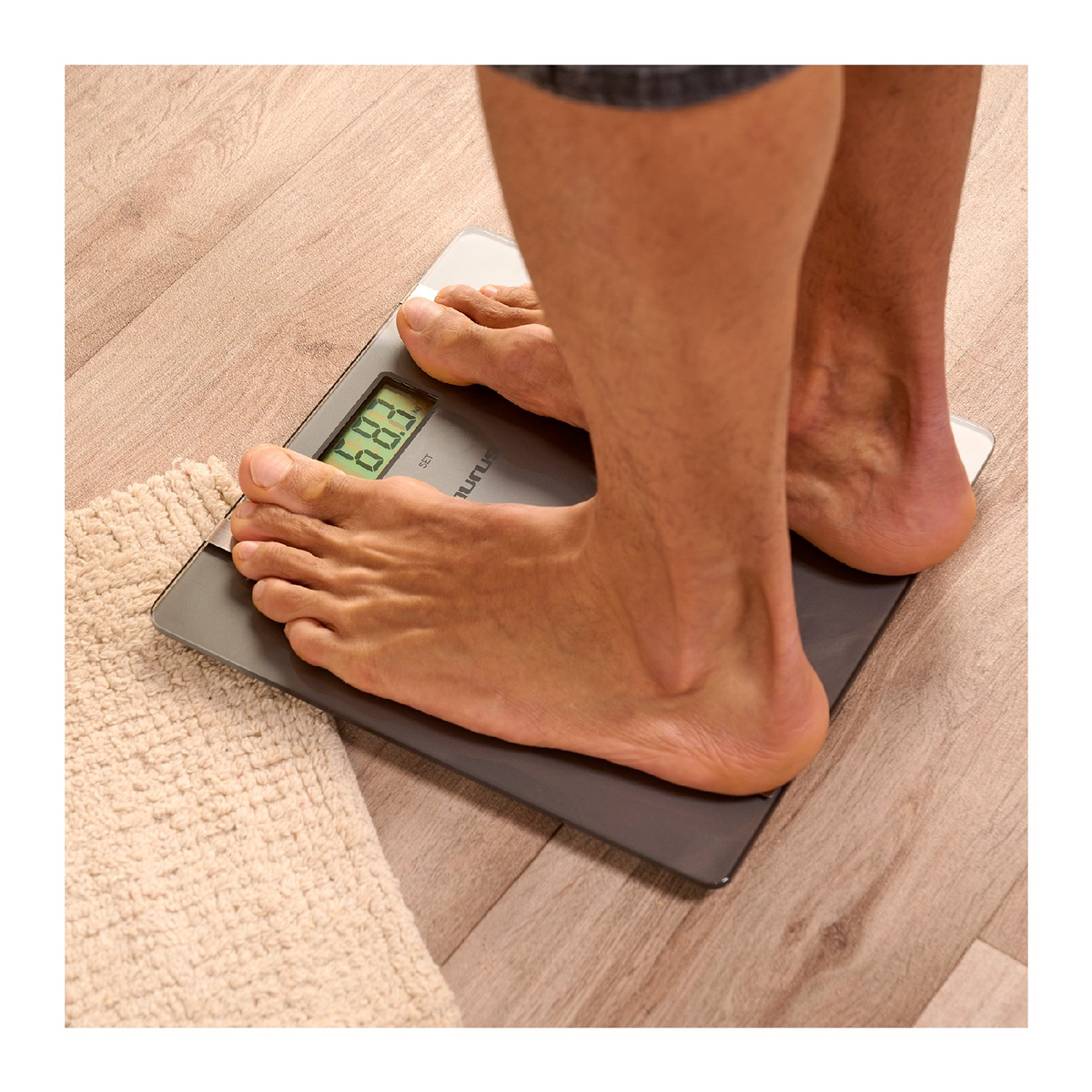 Stopy osoby na wadze, pokazujące wagę.