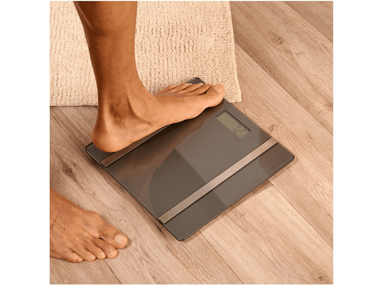 Stopa osoby na wadze cyfrowej, pokazująca odczyt wagi.
