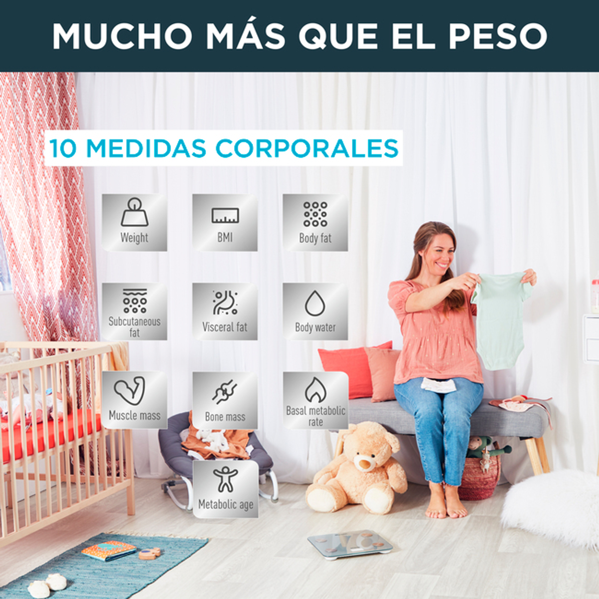 Kobieta trzyma strój dla dziecka; pokazano wykresy pomiarów ciała. W scenie jest kołyska i pluszowy miś.