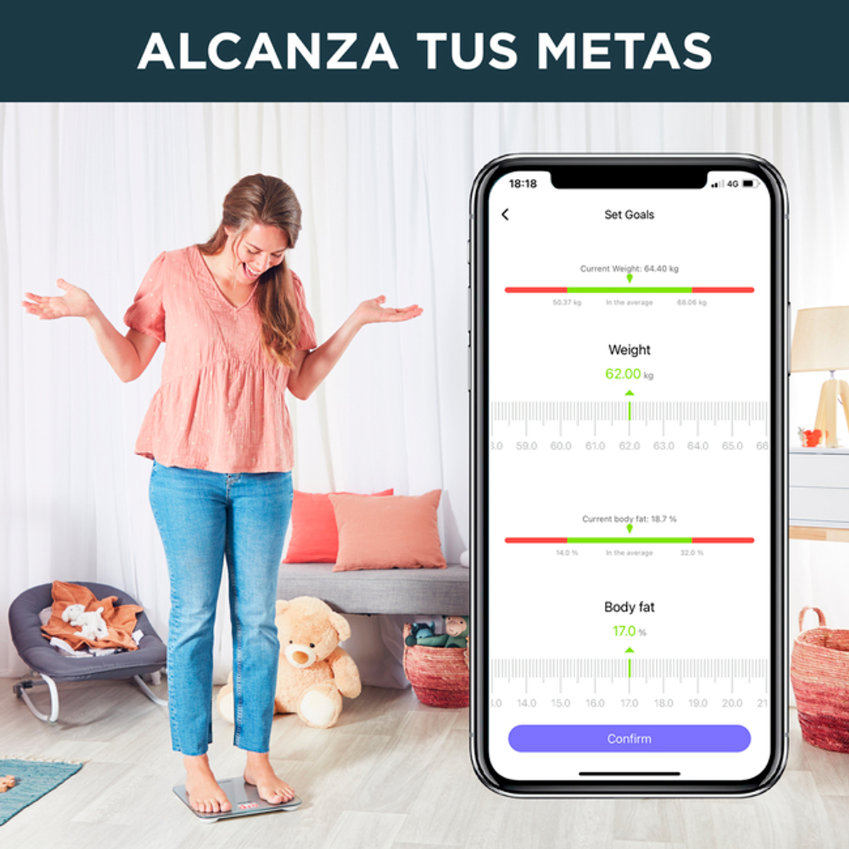 Kobieta korzystająca z inteligentnej wagi. Telefon pokazuje dane dotyczące wagi i tkanki tłuszczowej. Miś i kołyska w tle.