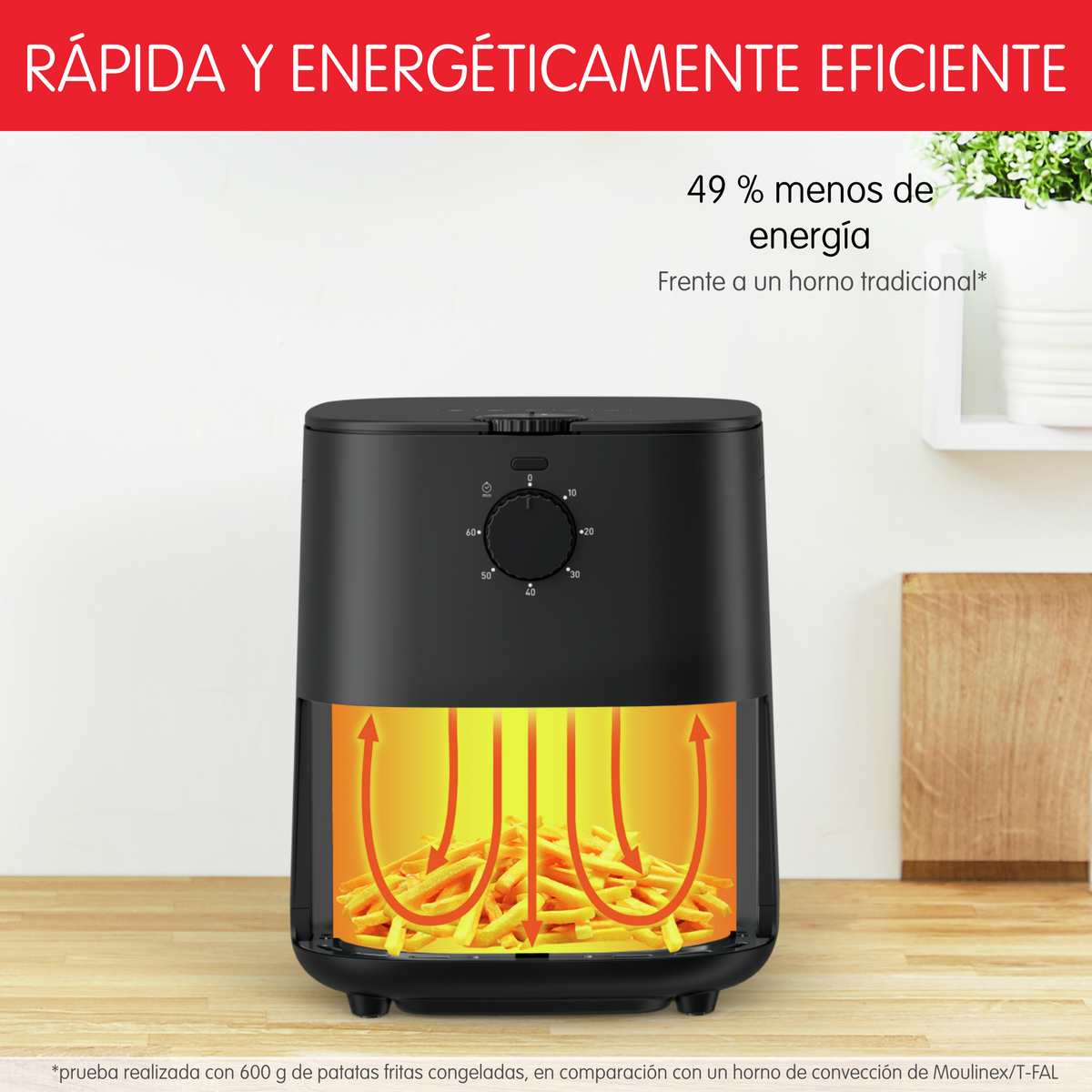 Friggitrice ad aria nera con patatine fritte. Ha un timer ed è su una superficie di legno.