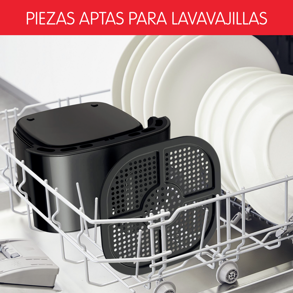 Componenti della friggitrice ad aria in lavastoviglie. Cestello nero, vassoio forato, piatti bianchi sullo sfondo.