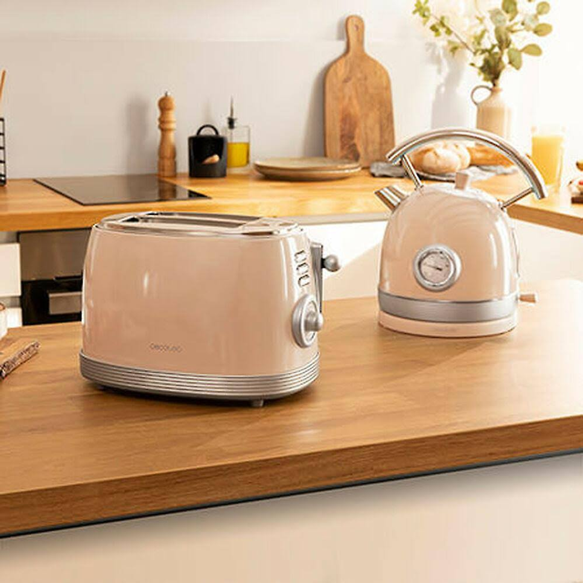 Toaster und Wasserkocher auf Holzküche. Beige, neutrale Umgebung. Küchenhintergrund.