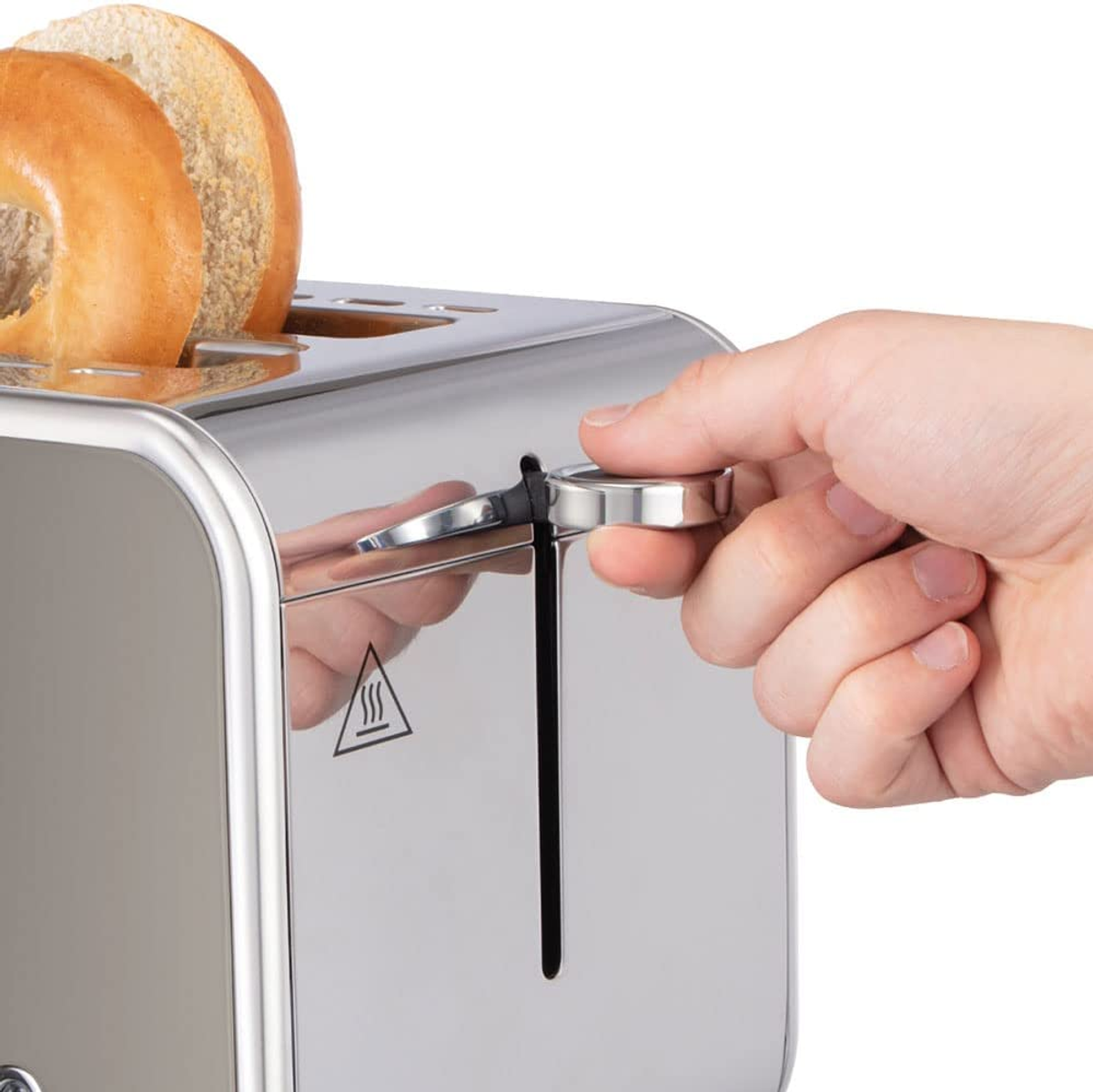 Eine Hand senkt einen Hebel an einem silbernen Toaster mit zwei Brotscheiben.
