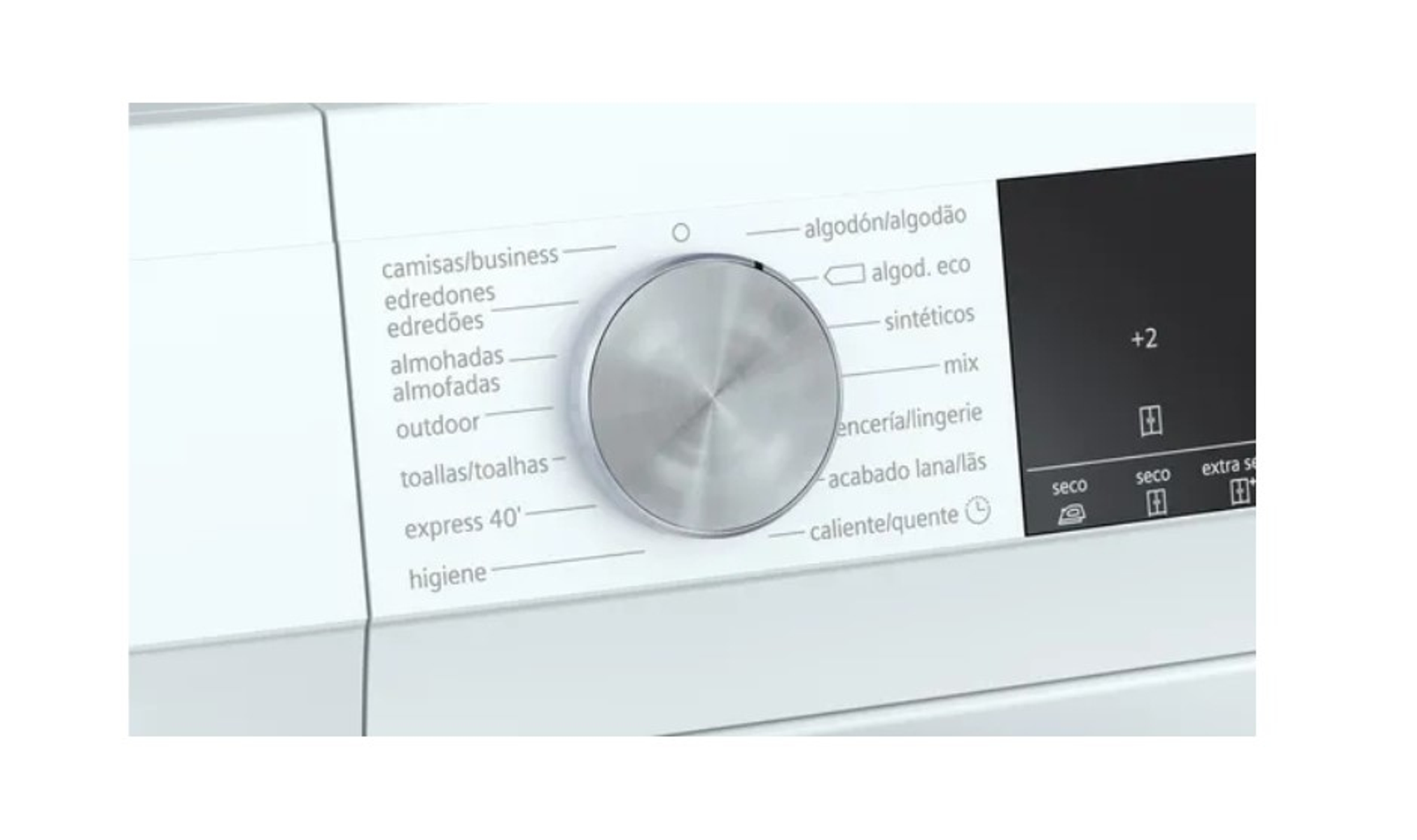 Primer plano del panel de control de una lavadora con dial y etiquetas.