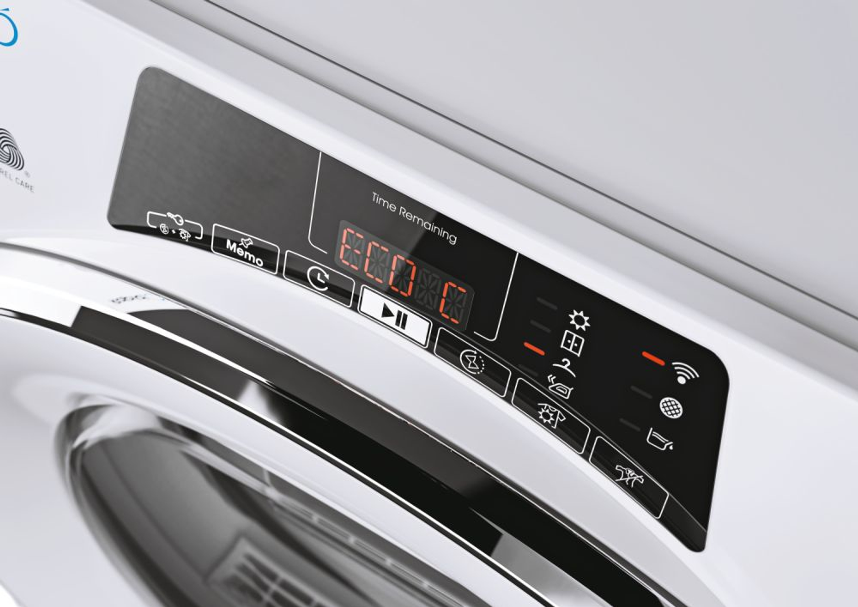 Zbliżenie panelu sterowania białej pralki. Wyświetla ustawienie ECO i inne ikony.