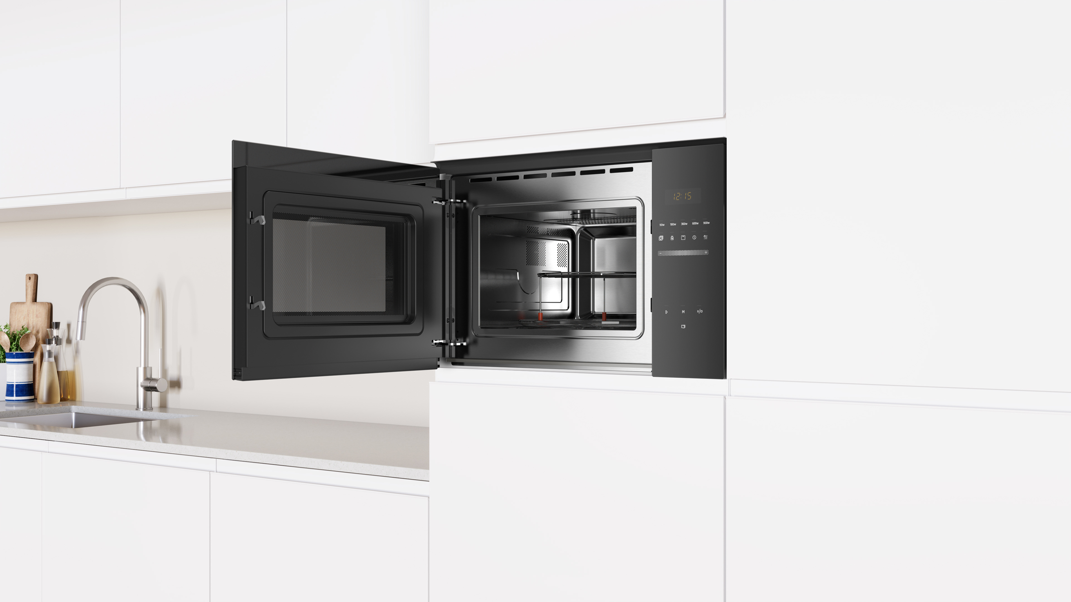 Kuchenka mikrofalowa jest otwarta, ukazując wnętrze, na tle białego tła kuchennego.