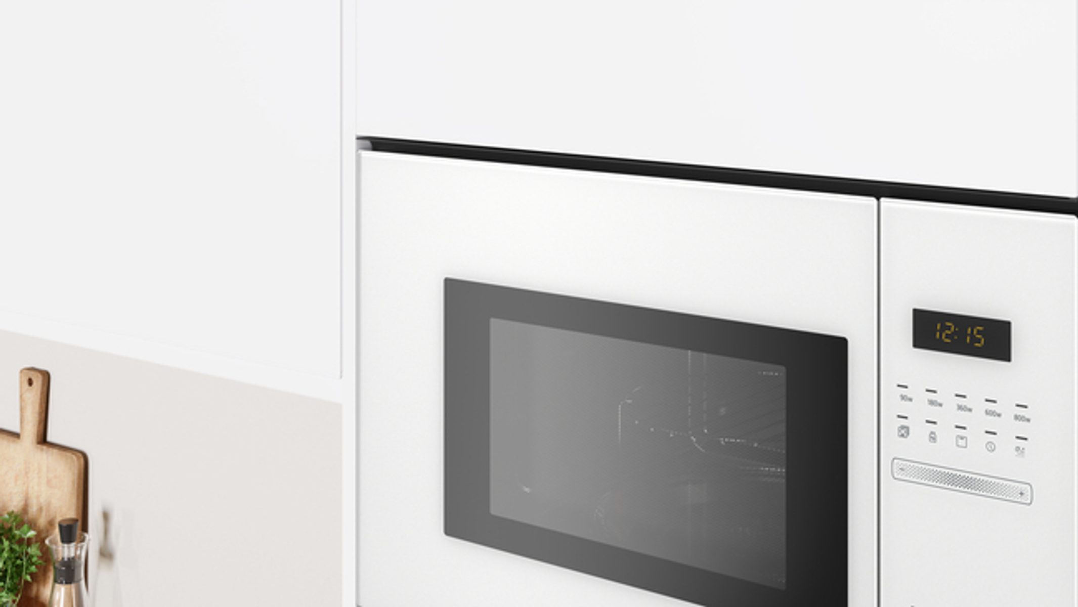 Biała kuchenka mikrofalowa wbudowana w białą szafkę kuchenną, wyświetlacz widoczny.