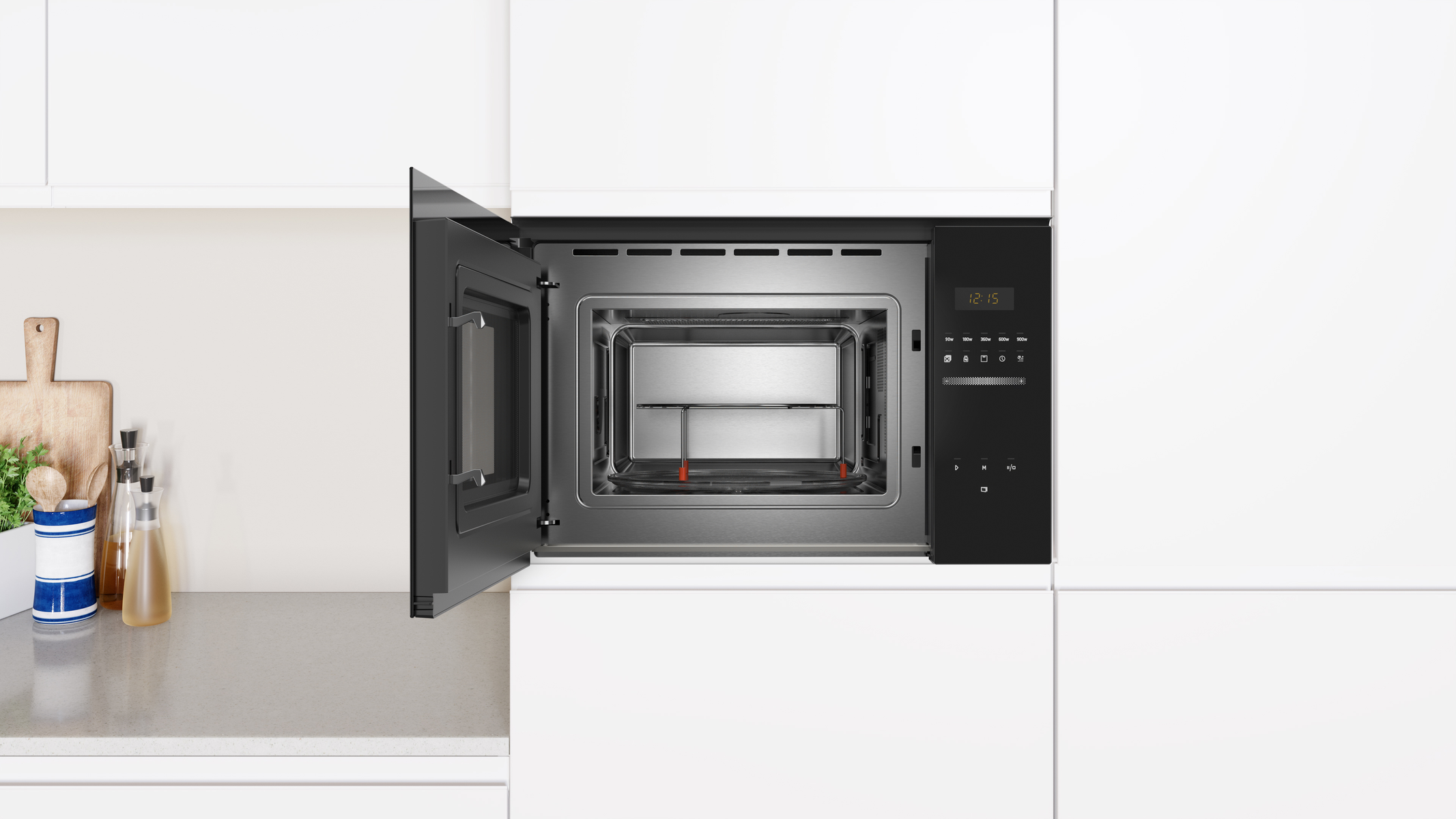 Kuchenka mikrofalowa, wbudowana w białą szafkę, drzwi otwarte, wnętrze widoczne.