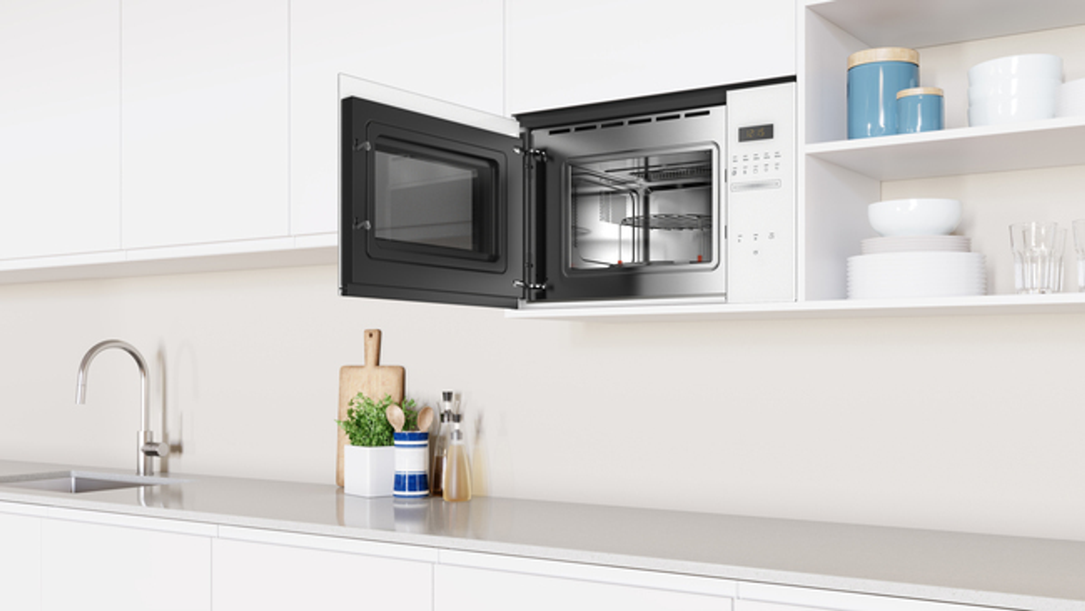 Biała kuchnia z kuchenką mikrofalową zainstalowaną nad blatem i zlewozmywakiem.