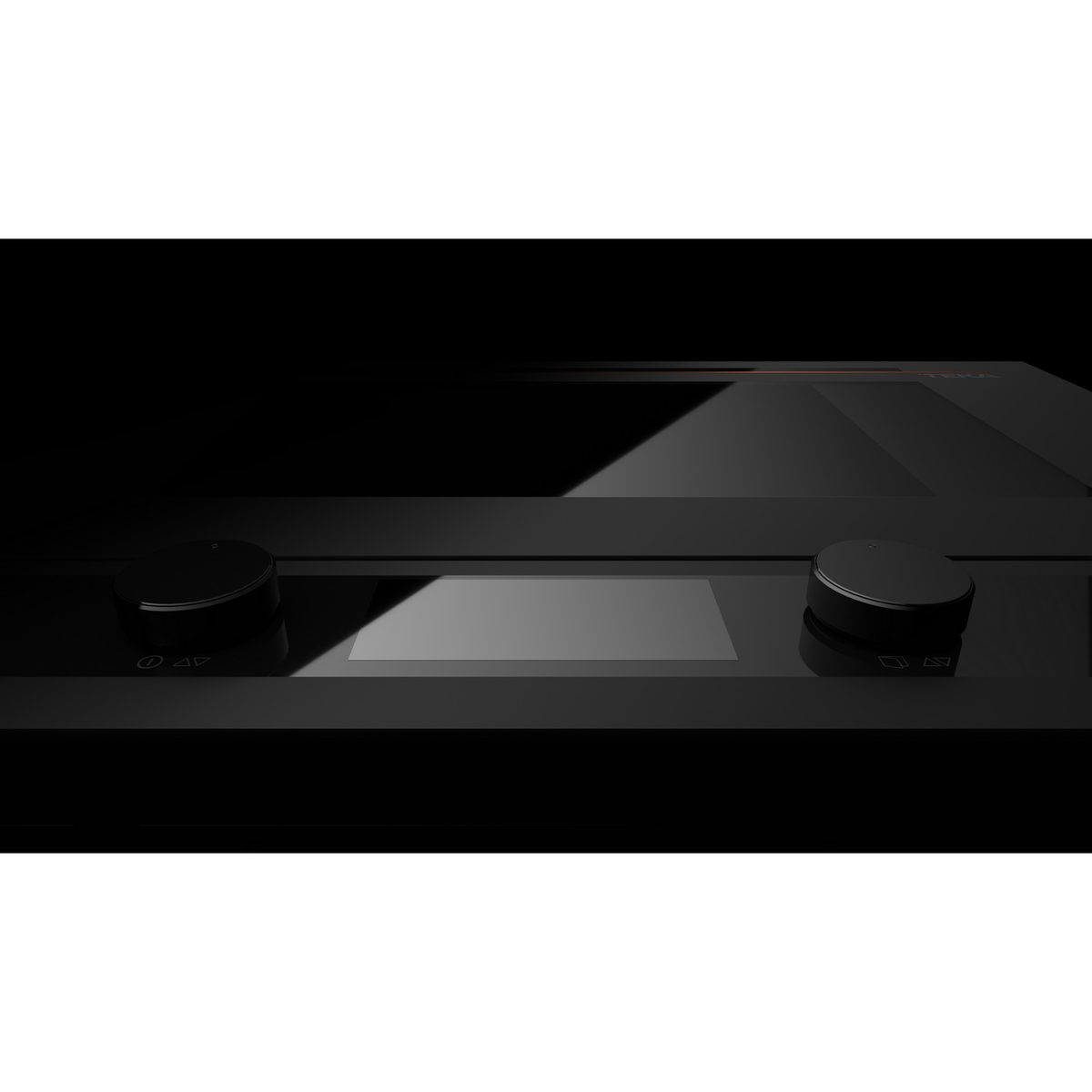 Schwarzes Audiogerät mit zwei silbernen Knöpfen, dunklem Hintergrund und reflektierender Oberfläche.
