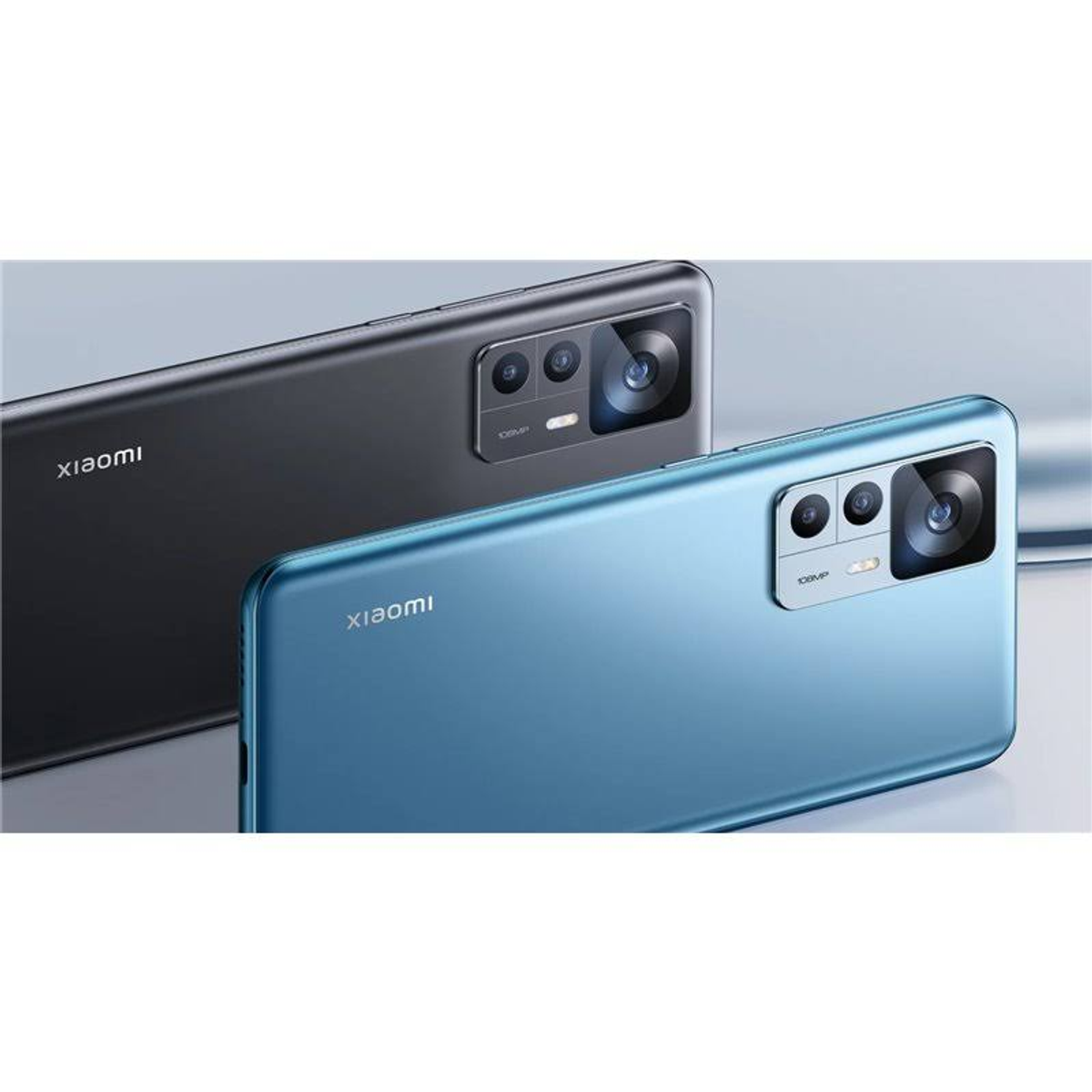 Dwa telefony Xiaomi, jeden czarny, jeden niebieski, z aparatami z tyłu.