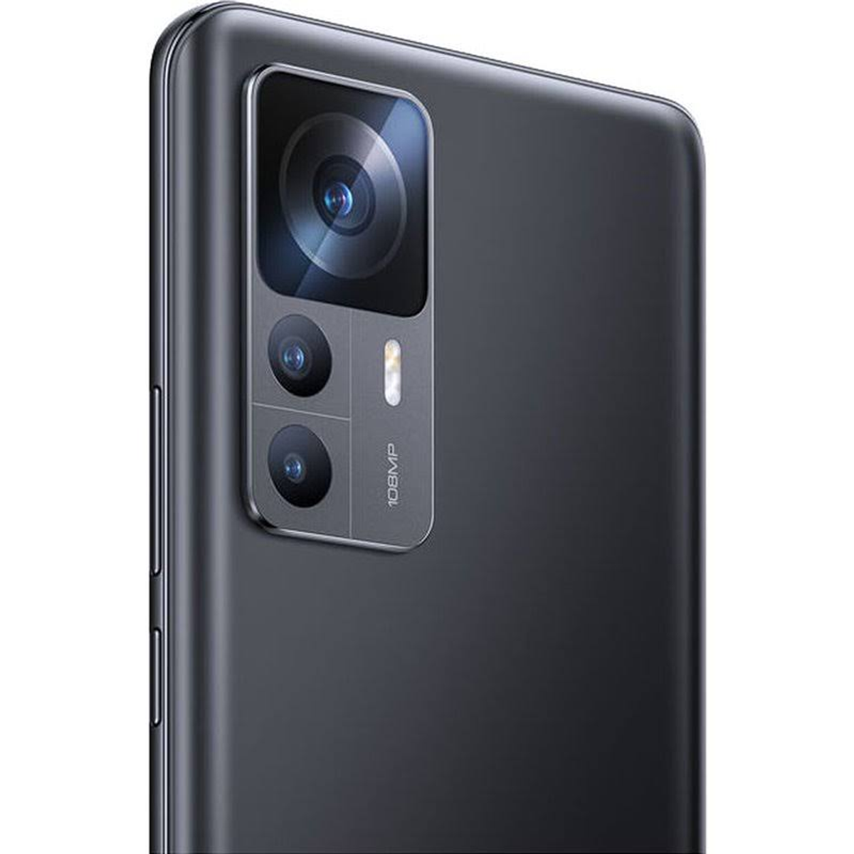 Zbliżenie czarnego smartfona z potrójnym aparatem. Widoczny bok telefonu, z błyszczącym wykończeniem.