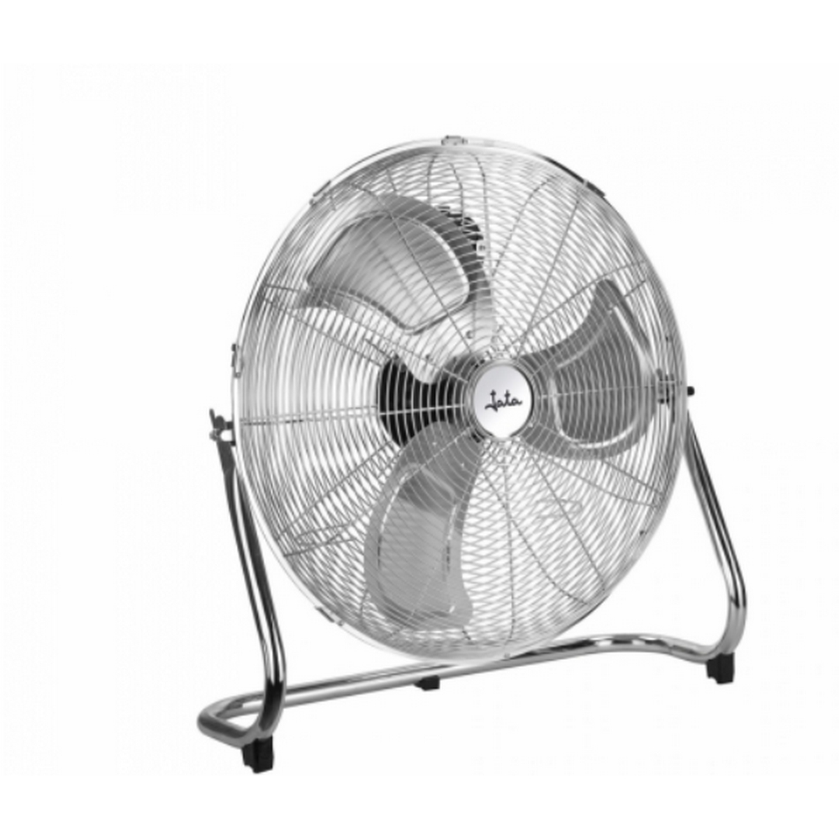 Chromowany wentylator podłogowy z trzema łopatkami, okrągły design. Srebrny stojak. Białe tło.