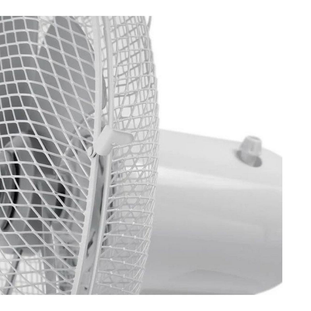 Ventilador blanco con rejilla protectora, parte de una base blanca, vista de cerca.