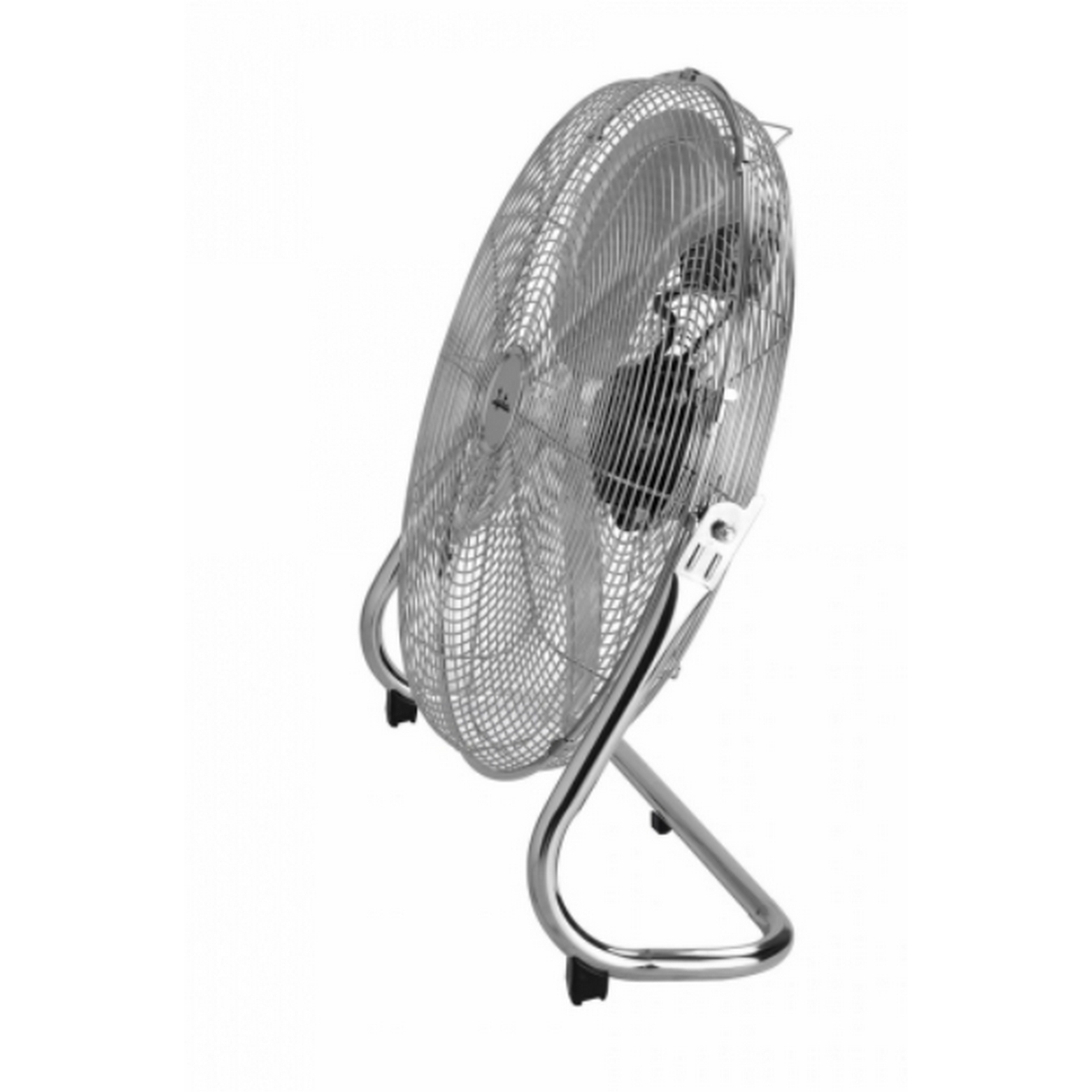 Srebrny wentylator stoi na zakrzywionej podstawie. Wentylator jest skierowany w lewo.