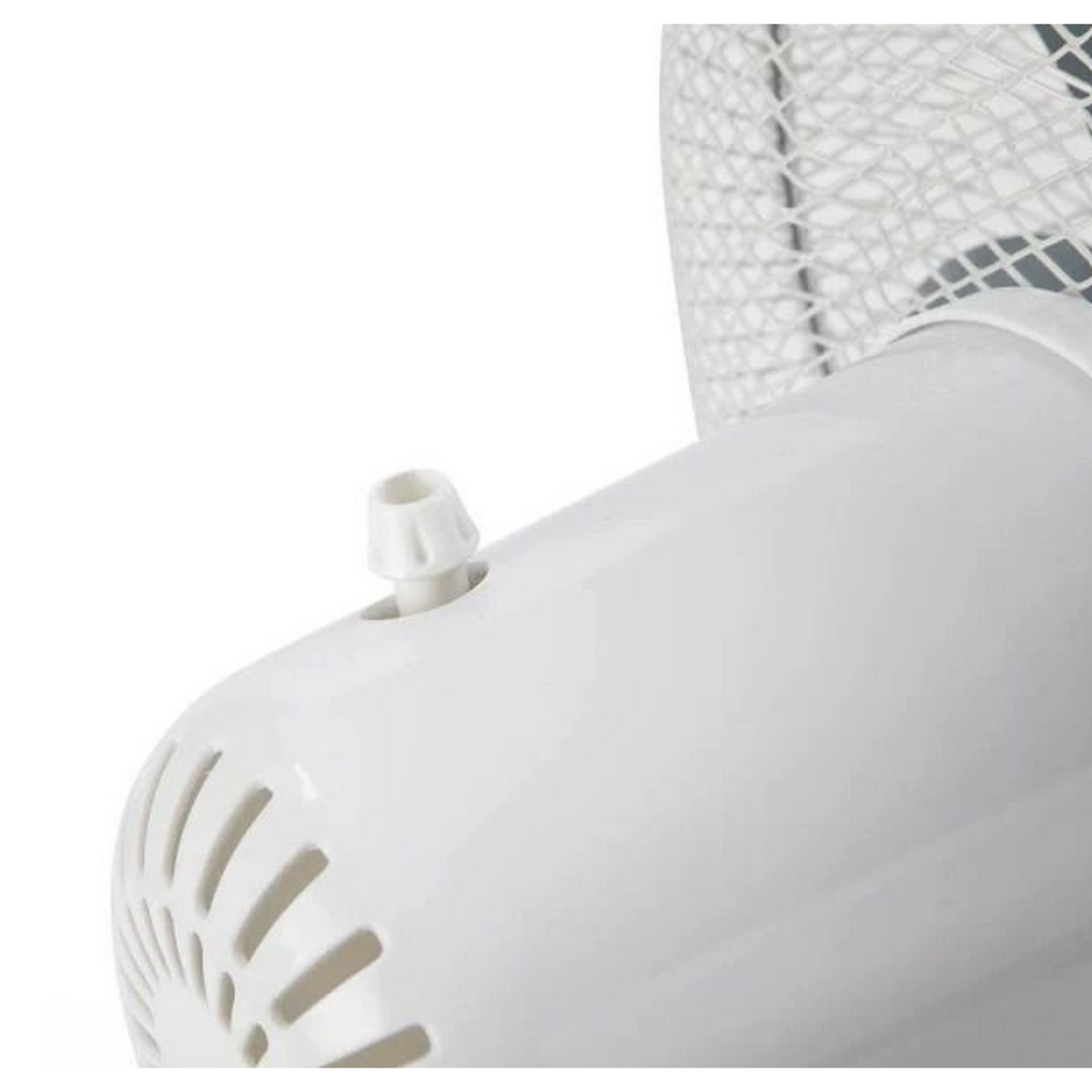 Primer plano de un motor de ventilador blanco con ranuras y boquilla.