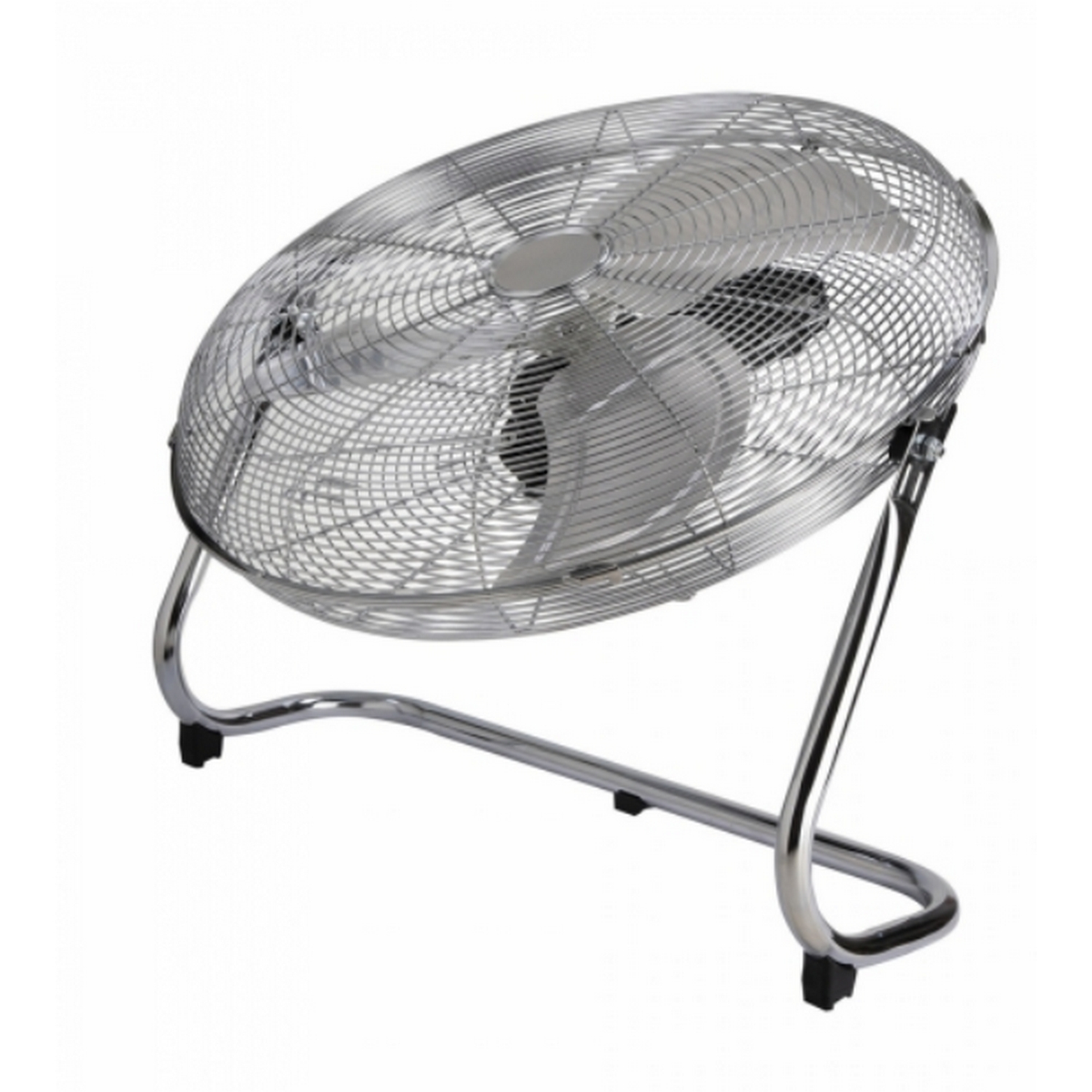 Srebrny metalowy wentylator z klatką i zakrzywionym stojakiem. Pochylony w prawo, białe tło.