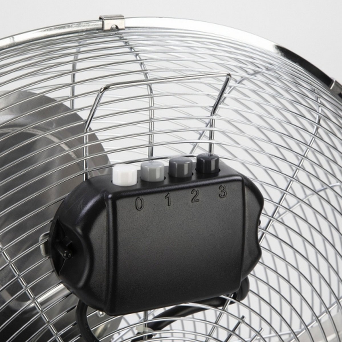 Zbliżenie wentylatora z ustawieniami prędkości 0, 1, 2, 3. Metalowa kratka otacza łopatki.