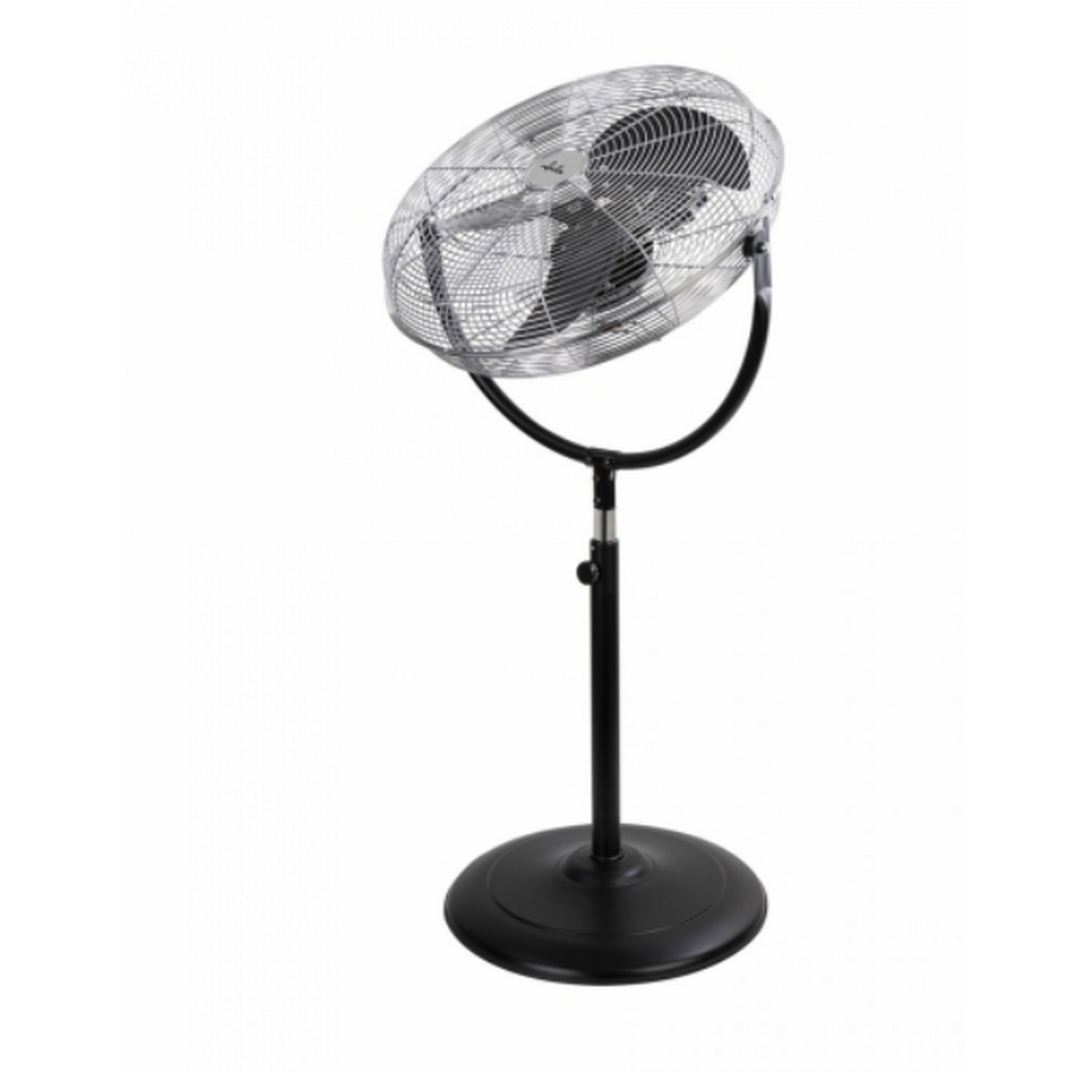 Un ventilador de pie de metal plateado con base circular. La cabeza del ventilador está inclinada hacia arriba.
