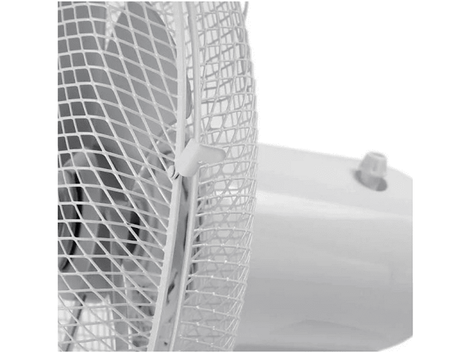 Primer plano de un ventilador blanco con una rejilla protectora. Las aspas del ventilador no son visibles.