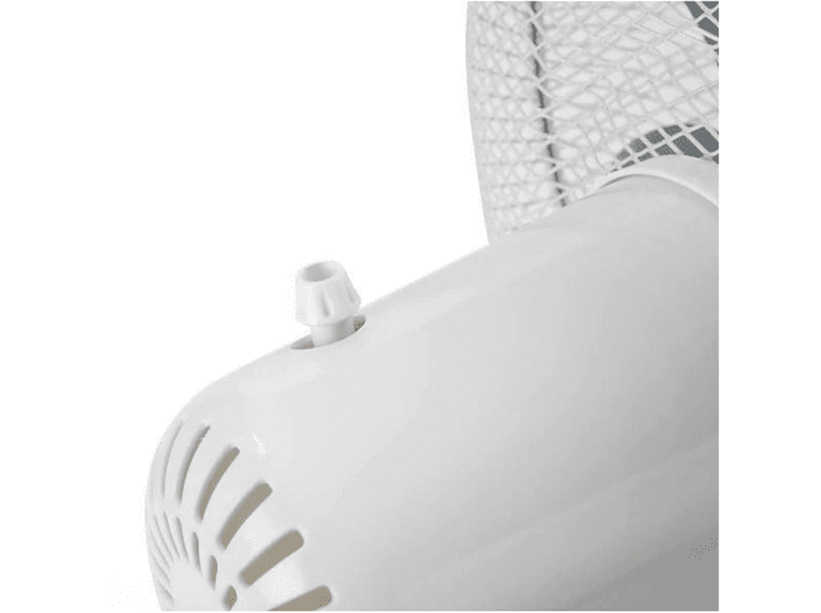 Primer plano de un ventilador blanco, con una rejilla protectora blanca y una boquilla pequeña. El fondo es blanco.