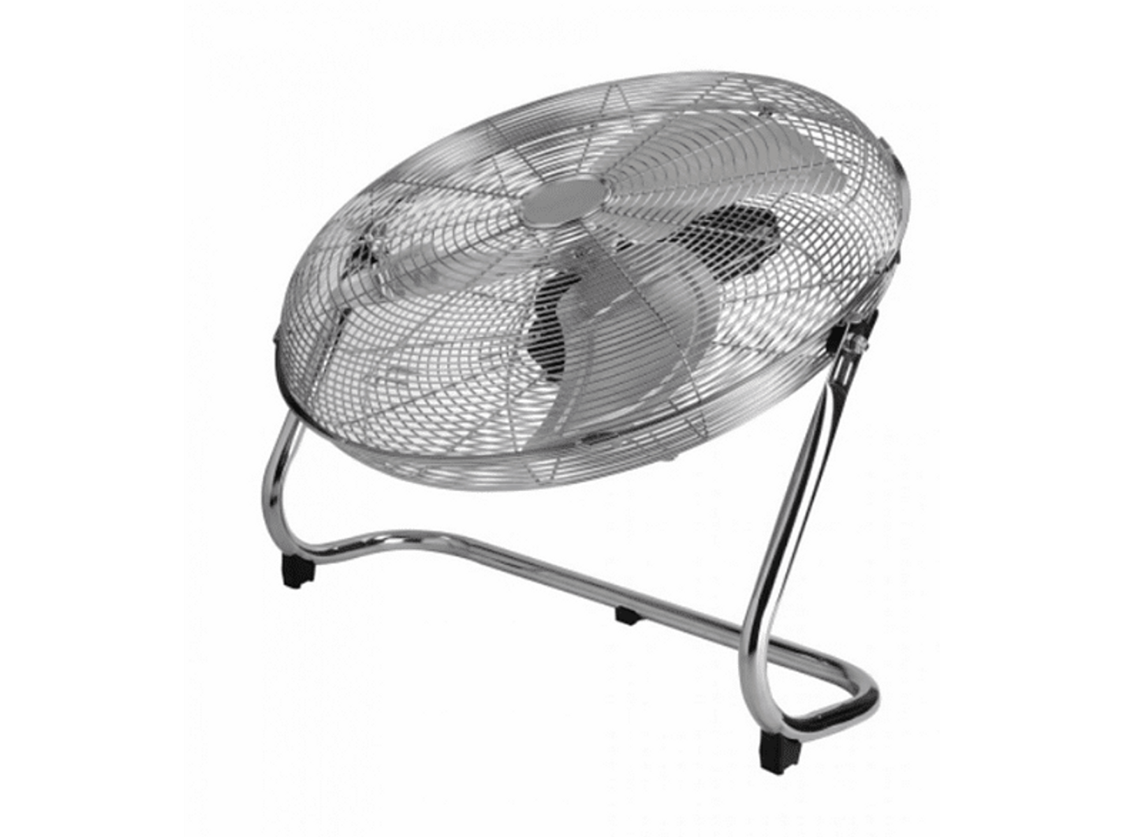 Metaliczny srebrny wentylator na chromowanym stojaku, skierowany w górę.