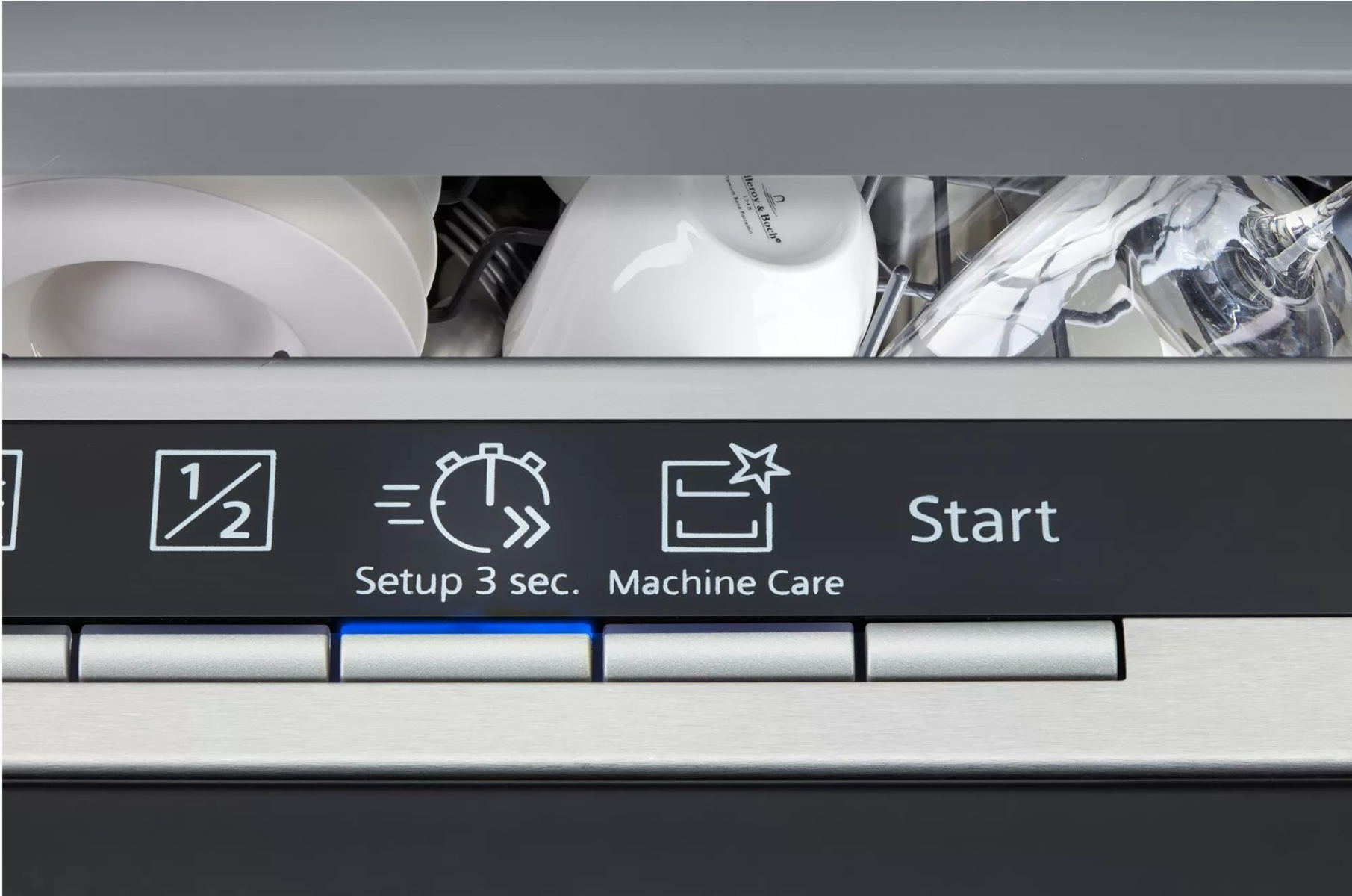 Primer plano del panel de control de un lavavajillas que muestra botones y pantalla.