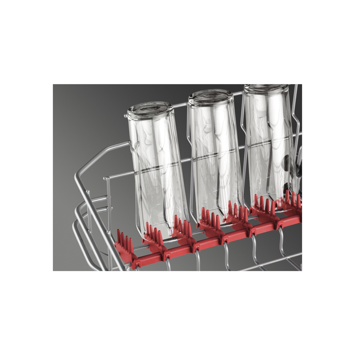 Stojak do zmywarki z trzema przezroczystymi szklankami w czerwonej ramie. Szare tło.