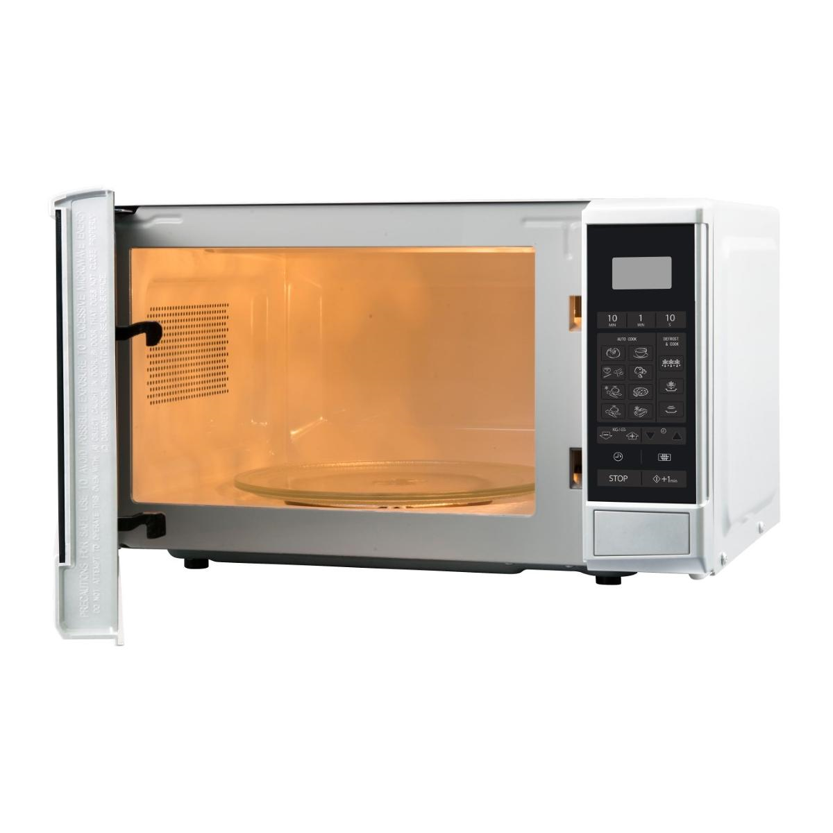 Kuchenka mikrofalowa, otwarta. Biała obudowa, podświetlane wnętrze. Szklany talerz w środku. Panel sterowania po prawej.