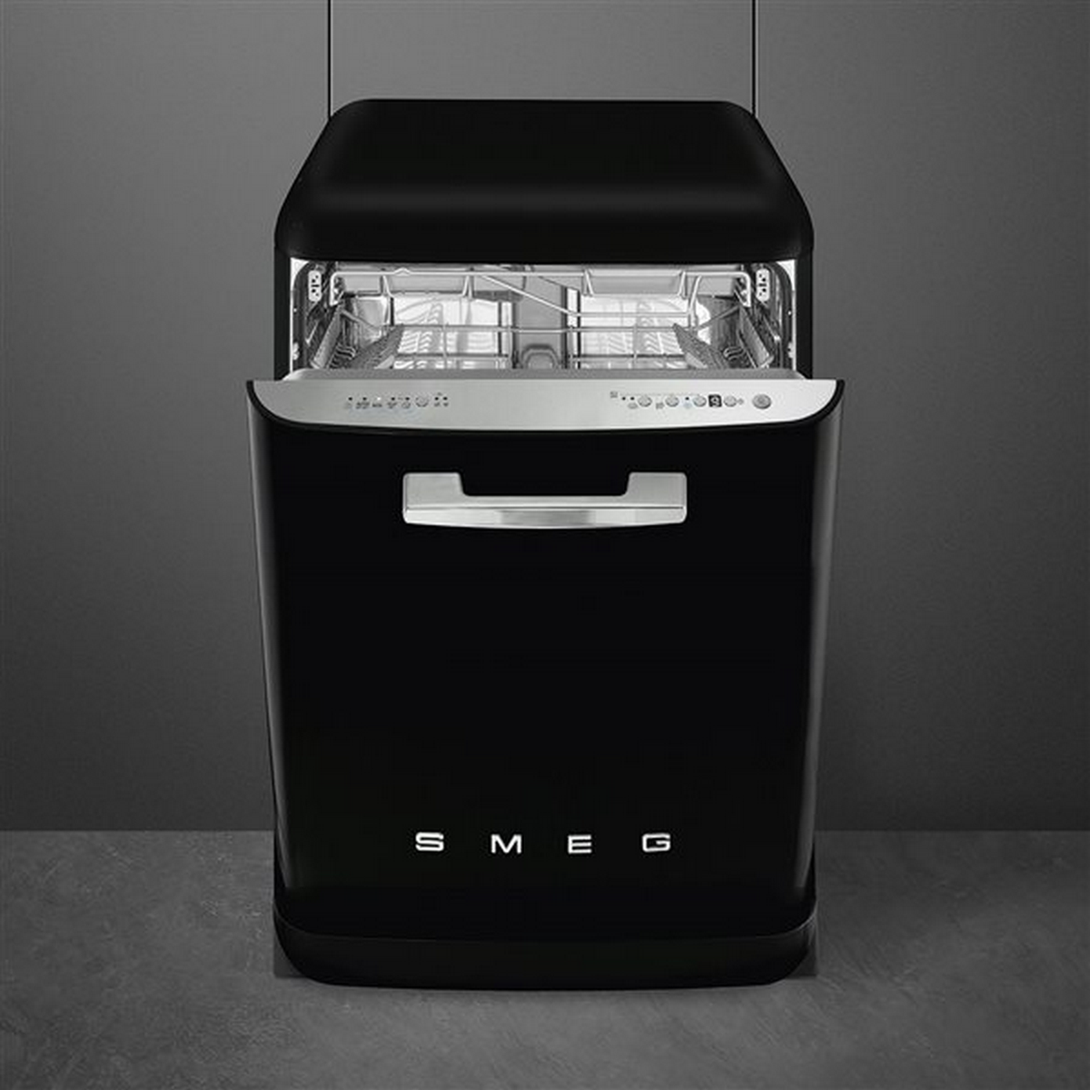 Lavavajillas Smeg negro. La puerta está abierta, revelando el interior. El logo de Smeg es visible.