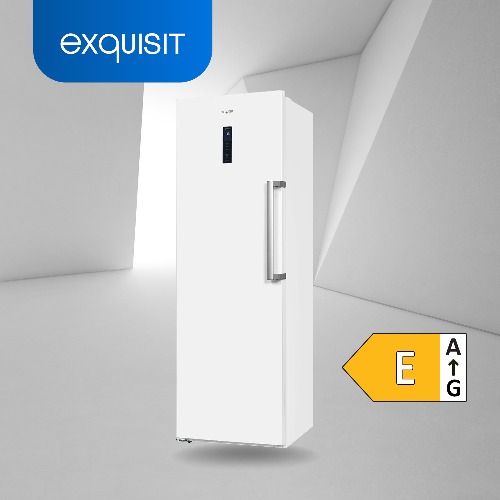 Weißer Exquisit Kühlschrank mit Energieeffizienzklasse in hellem Raum.